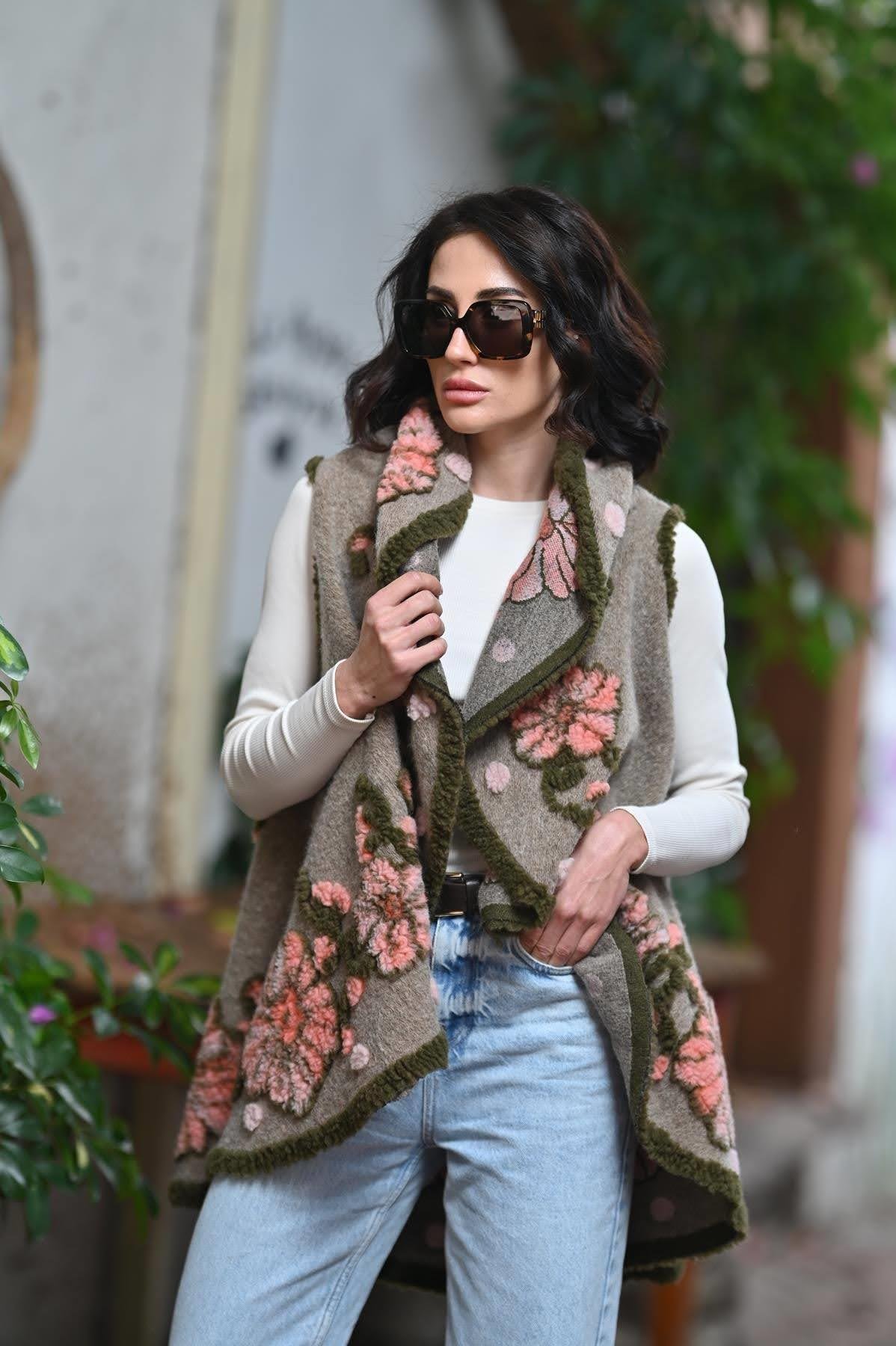 Vizon Rengi Çiçek Desenli Keçe Yelek