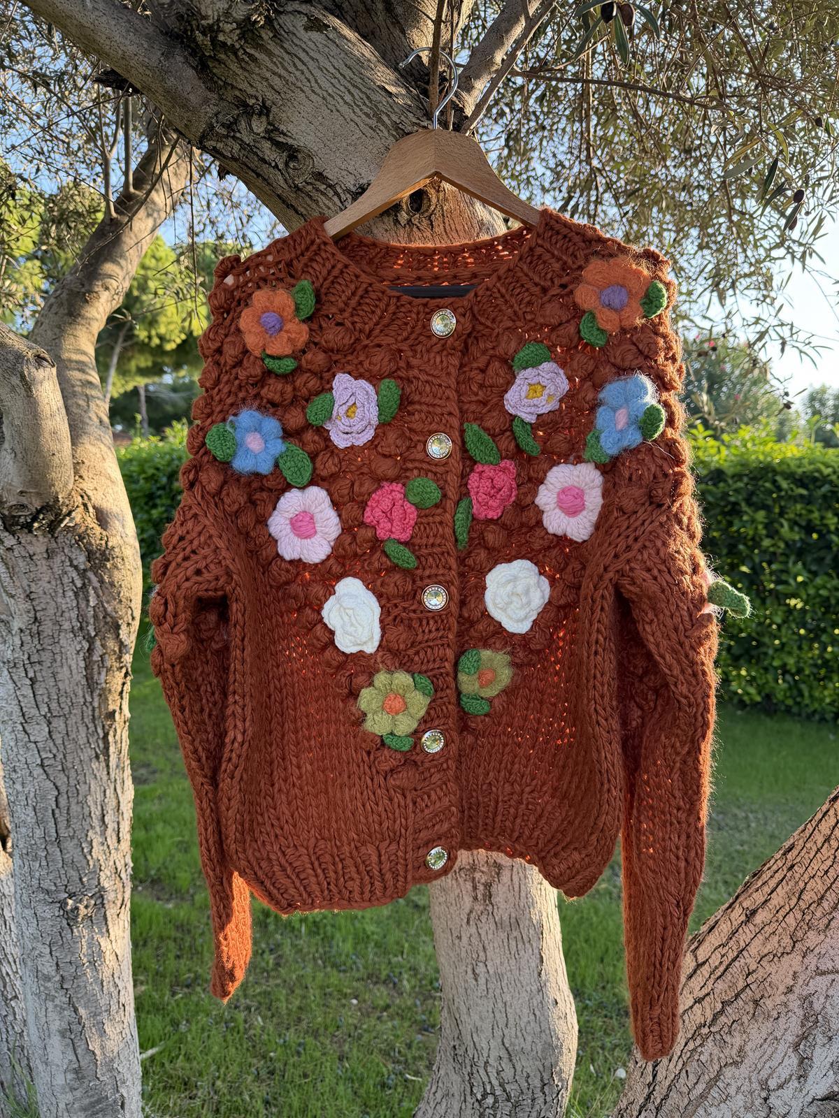 Kiremit Rengi Çiçek Detaylı Örgü Hırka