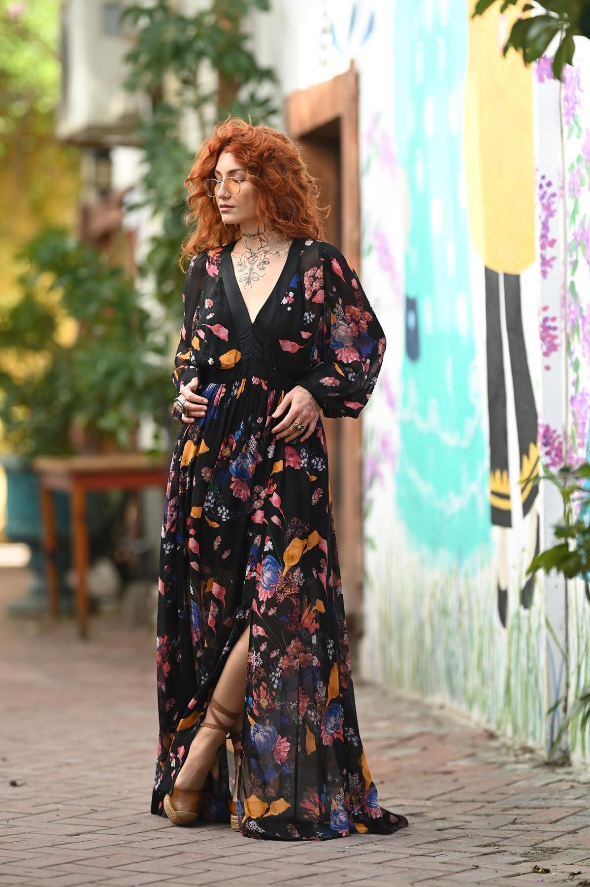 Siyah Çiçek Desenli V Yaka Sırt Dekolteli Yırtmaçlı Elbise