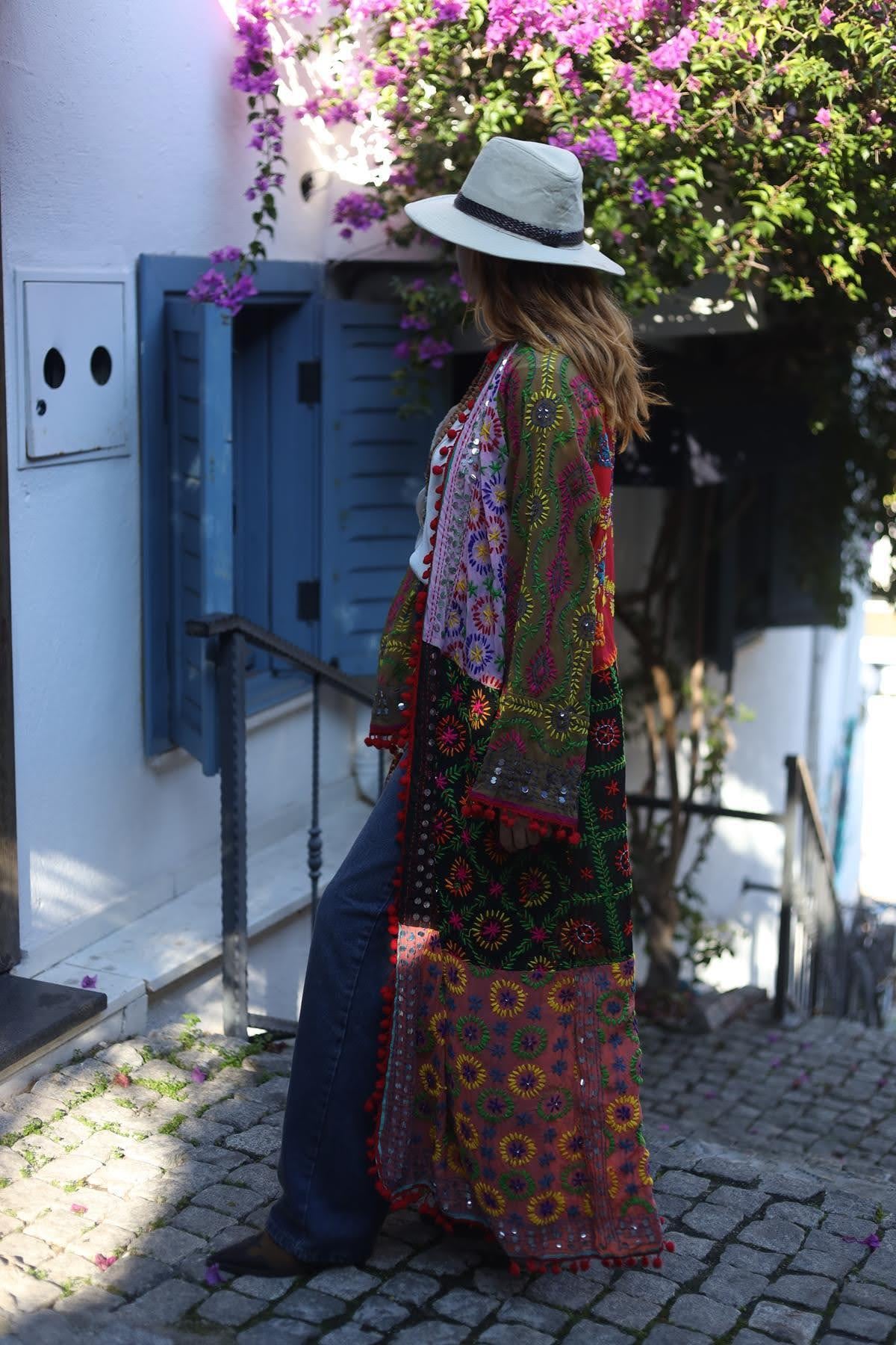 Renkli Pul İşlemeli Kenarları Ponponlu Bohem Kaftan