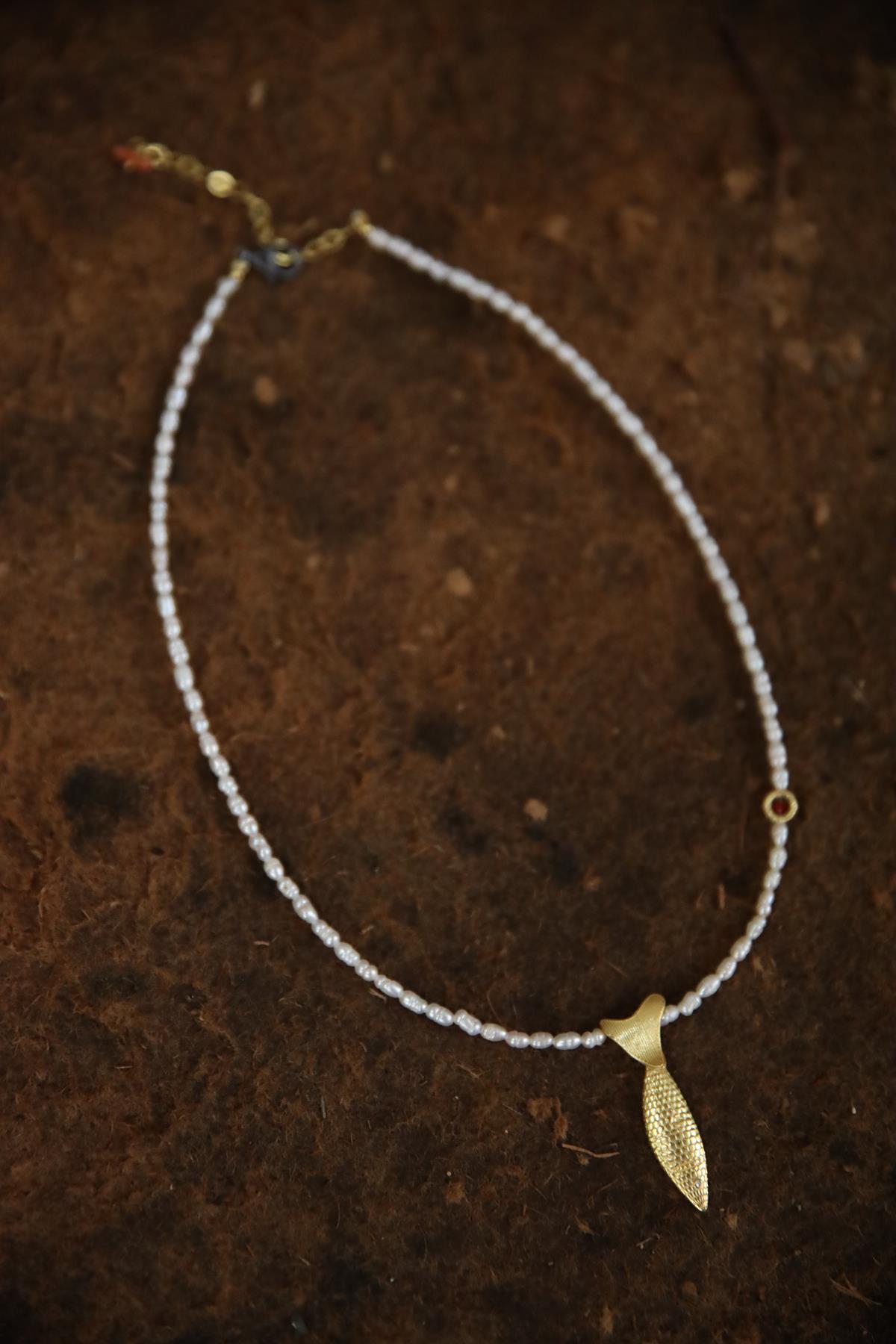 Balık Detaylı İnci Kayışlı Gümüş Kolye