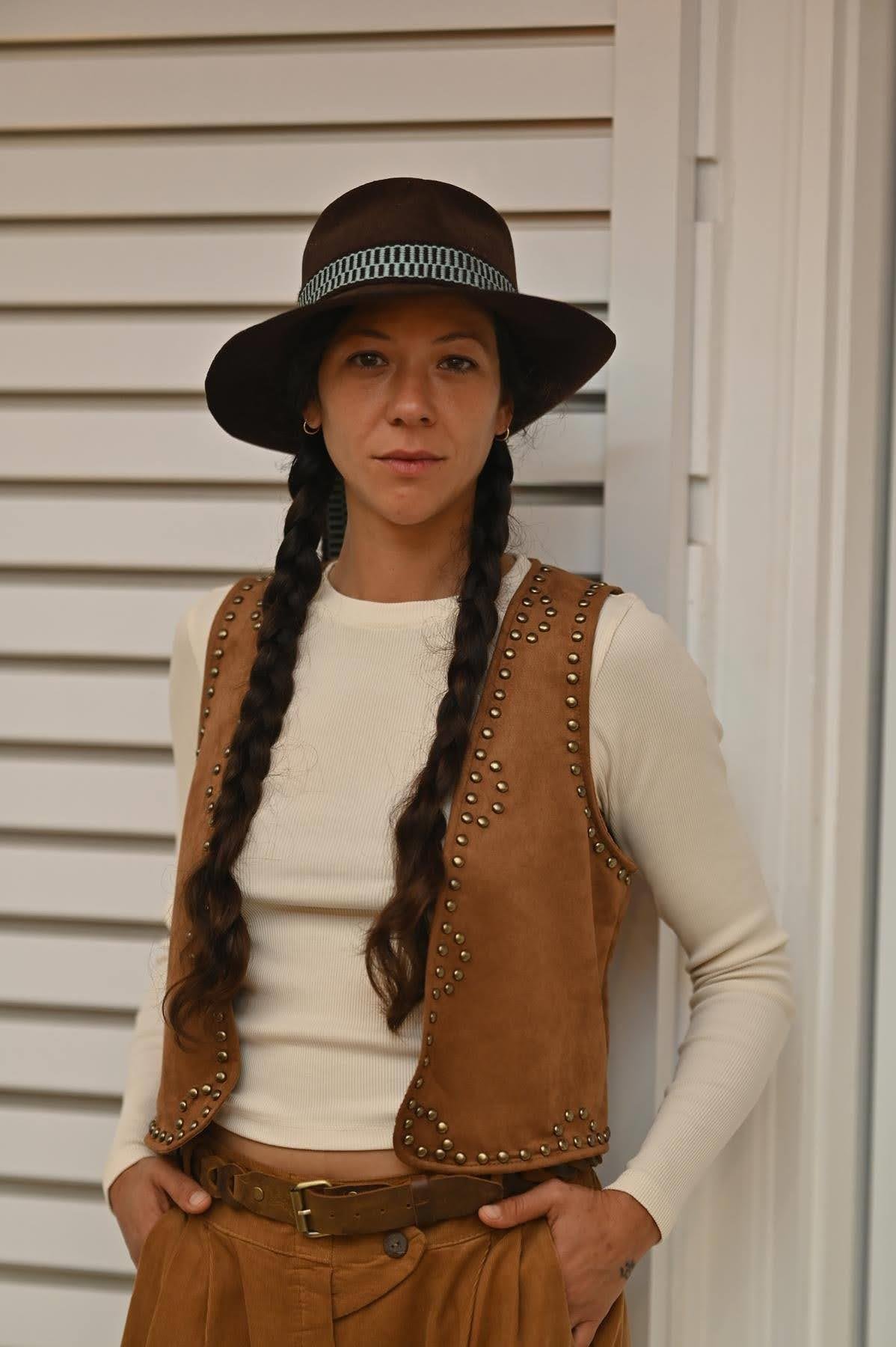 Taba Zımbalı Süet Yelek