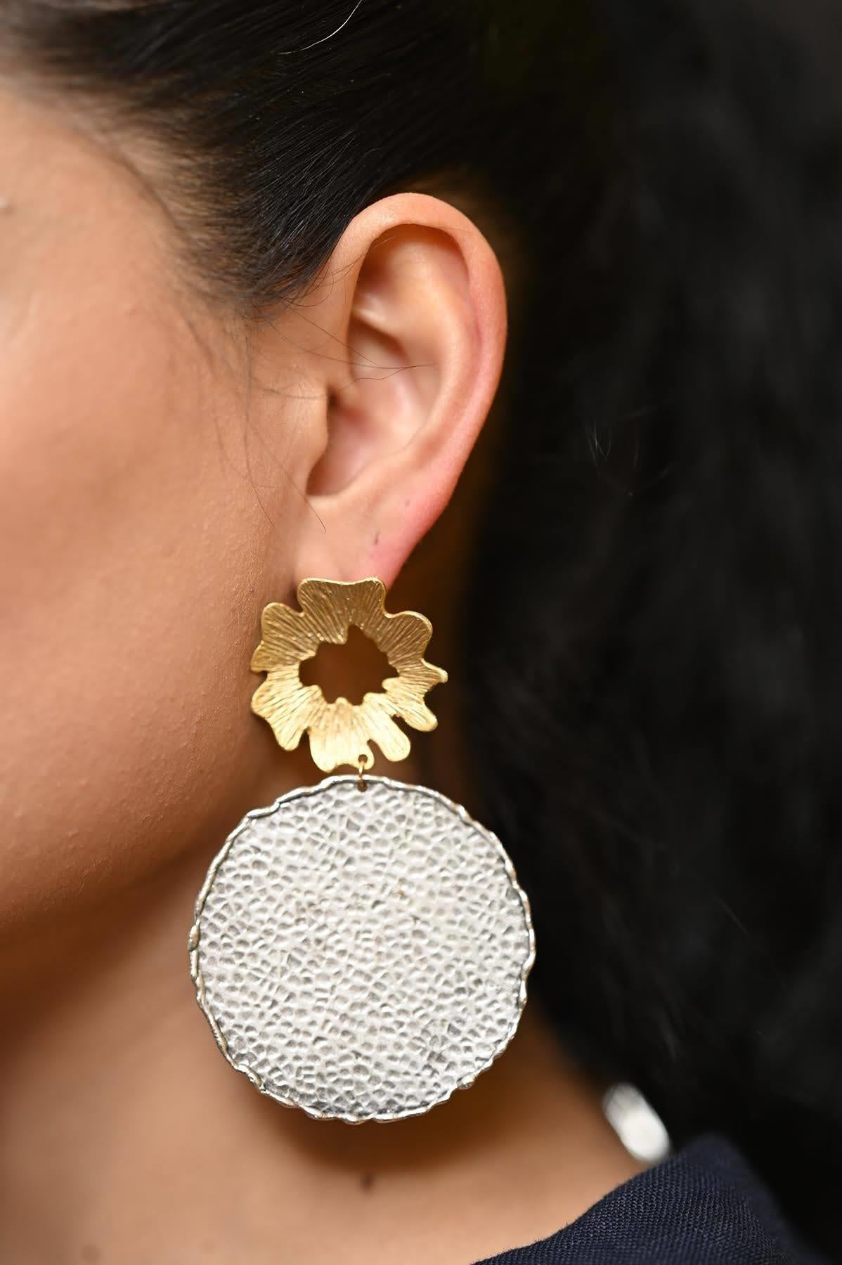 Çiçek Parça Detaylı Dokulu Küpe