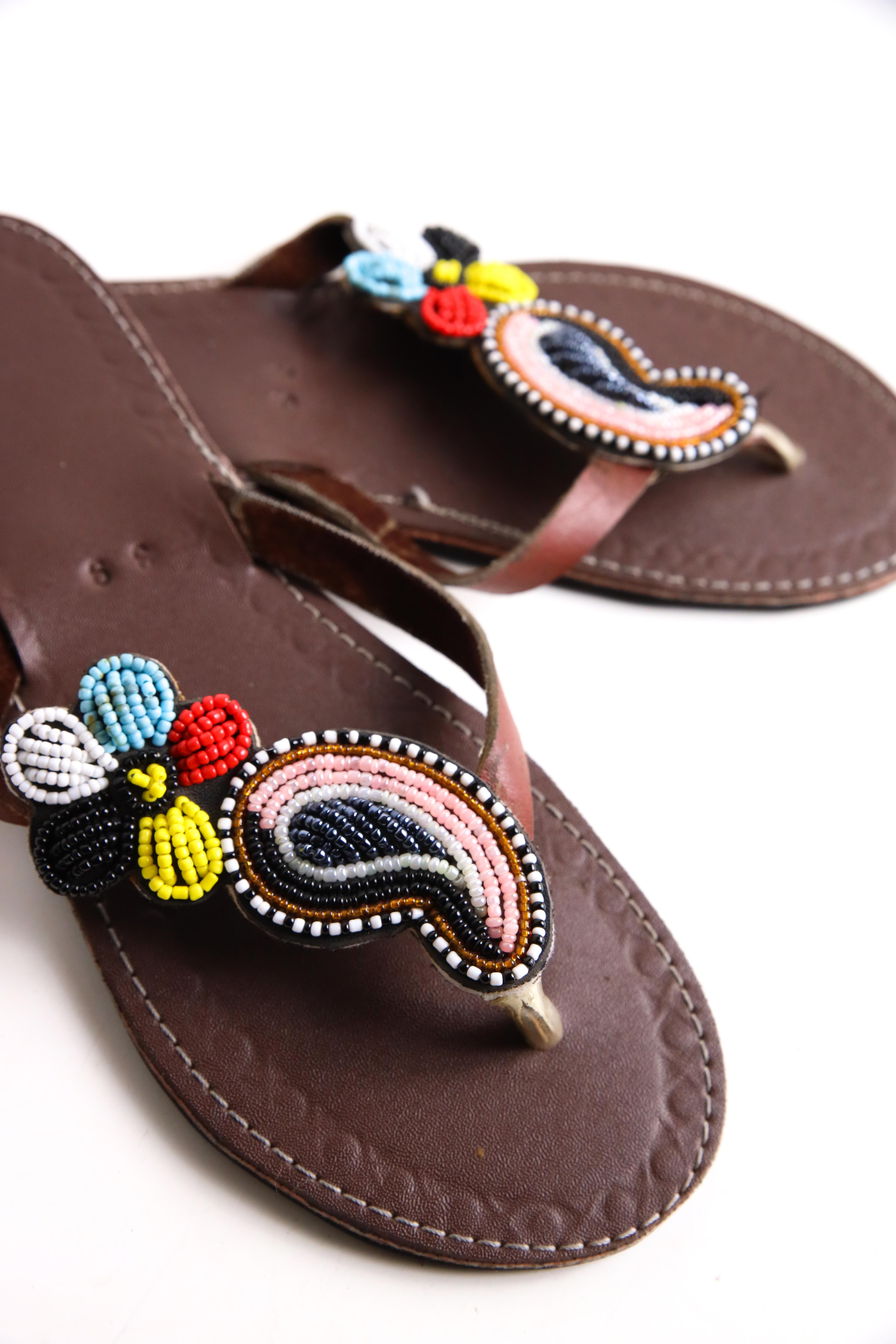  Kahverengi Boncuk İşlemeli Parmak Arası Terlik