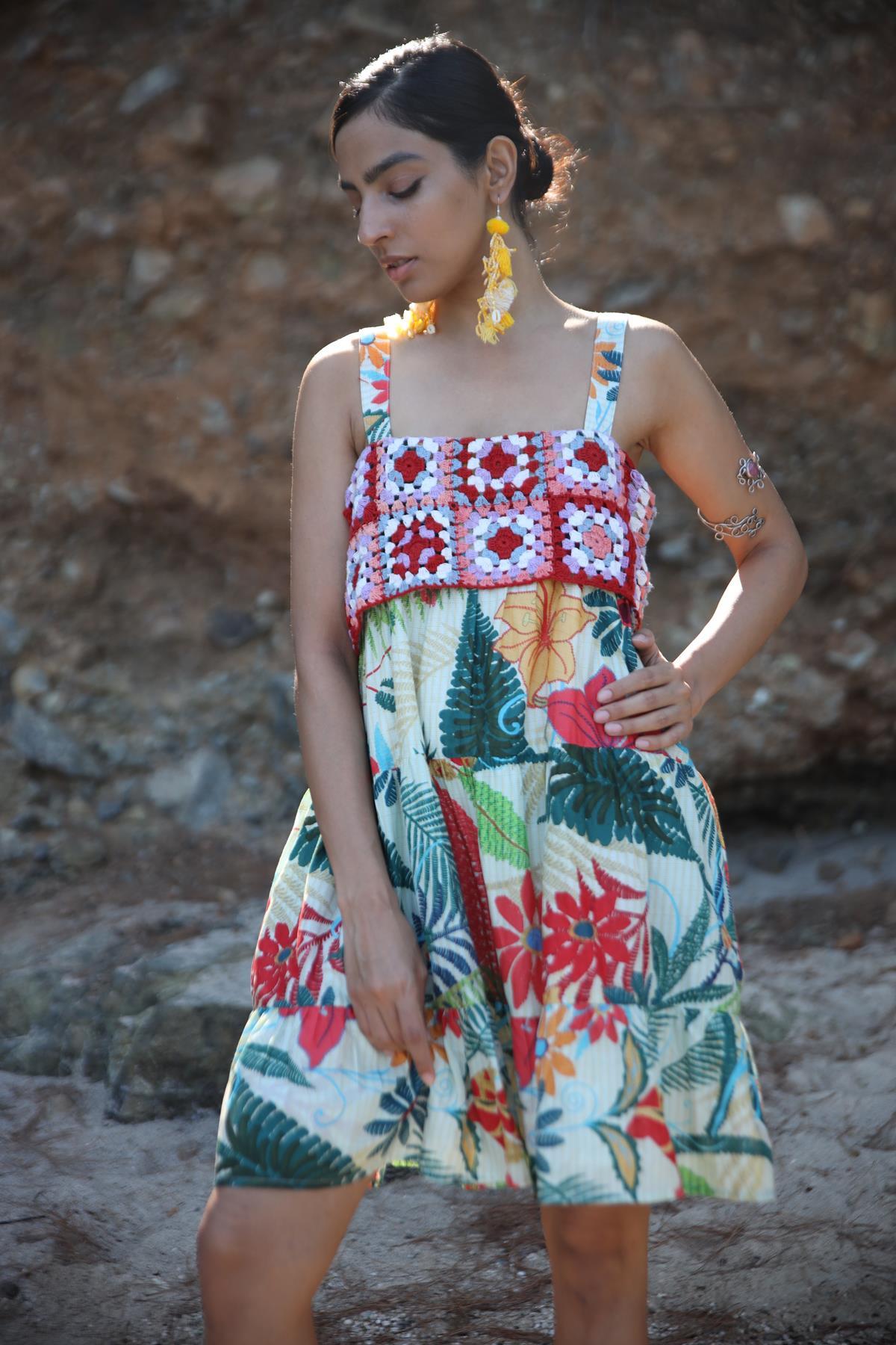 Renkli Örme Detaylı Çiçek Desenli Askılı Elbise - Şaman Butik Renkli Örme Detaylı Çiçek Desenli Askılı Elbise