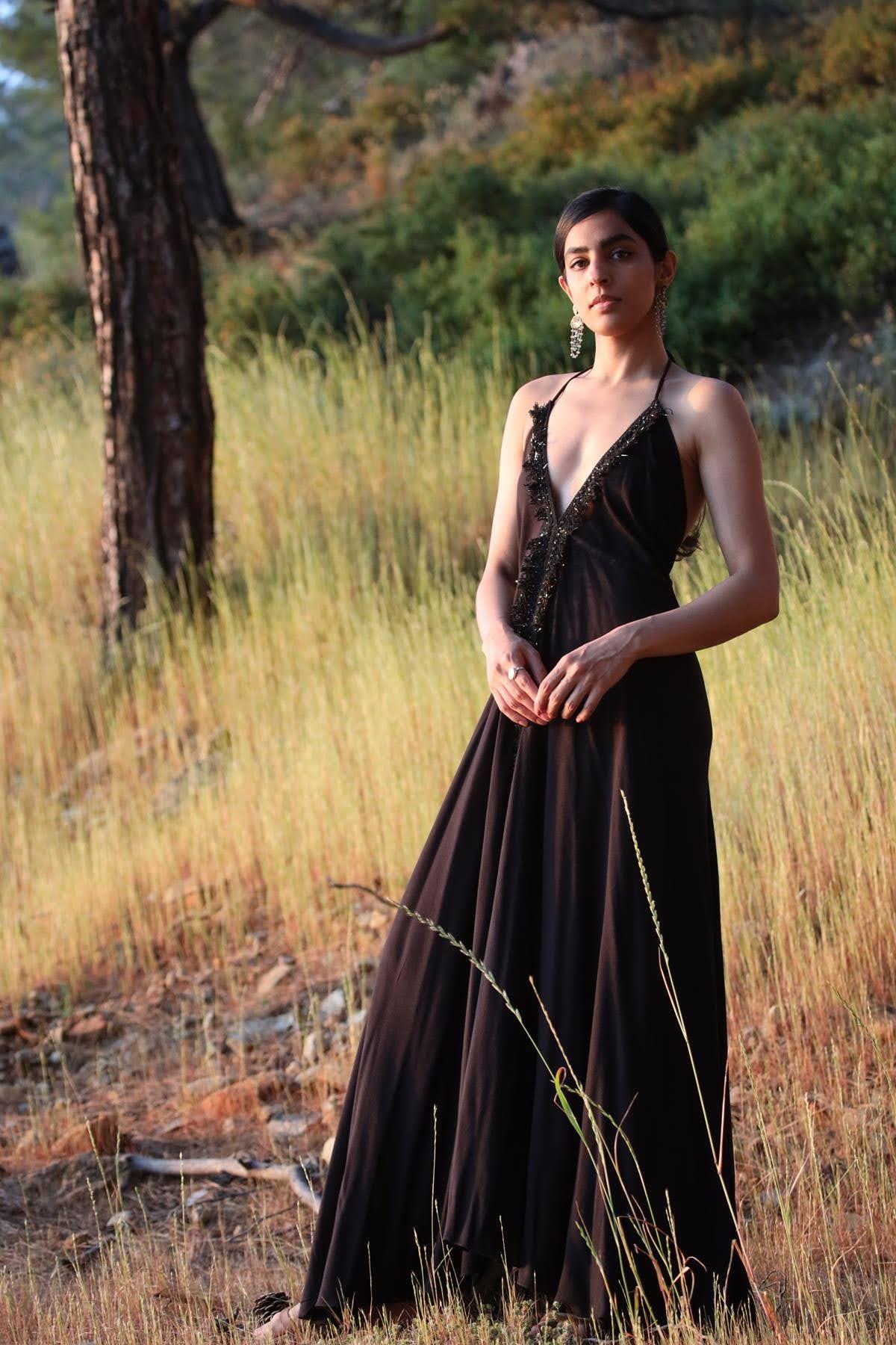 Siyah Parça Detaylı İp Askılı Elbise