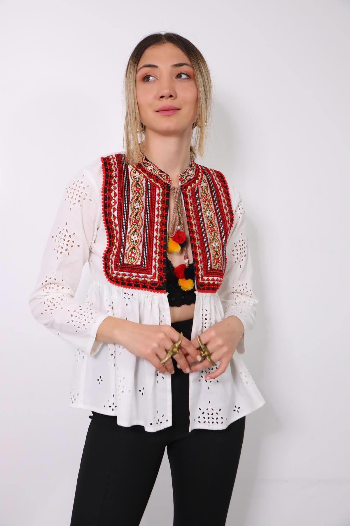  Beyaz Yakası Püsküllü Otantik İşlemeli Fisto Ceket