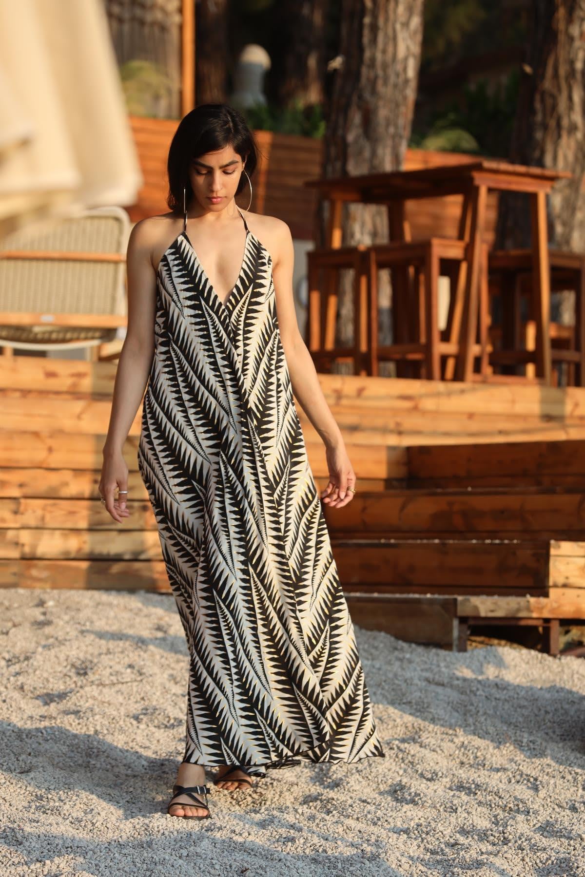 Siyah Önü Arkası V Sırtı Bağcıklı Elbise