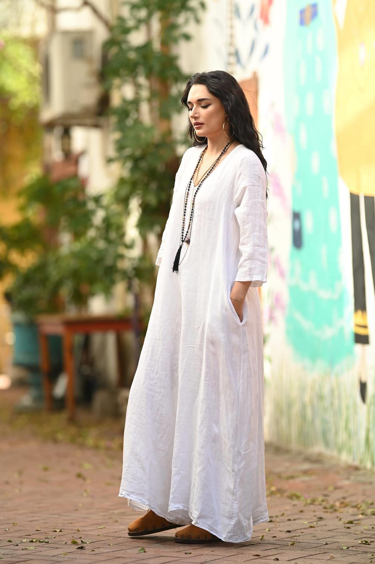 Beyaz Geniş Yaka Sırt Detaylı Keten Tulum