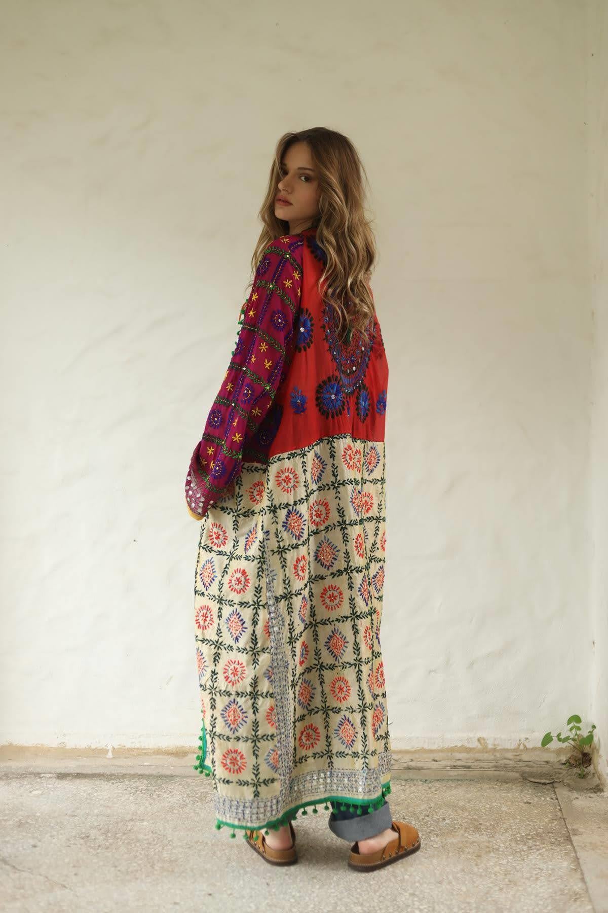 Renkli Pul İşlemeli Kenarları Ponponlu Bohem Kaftan