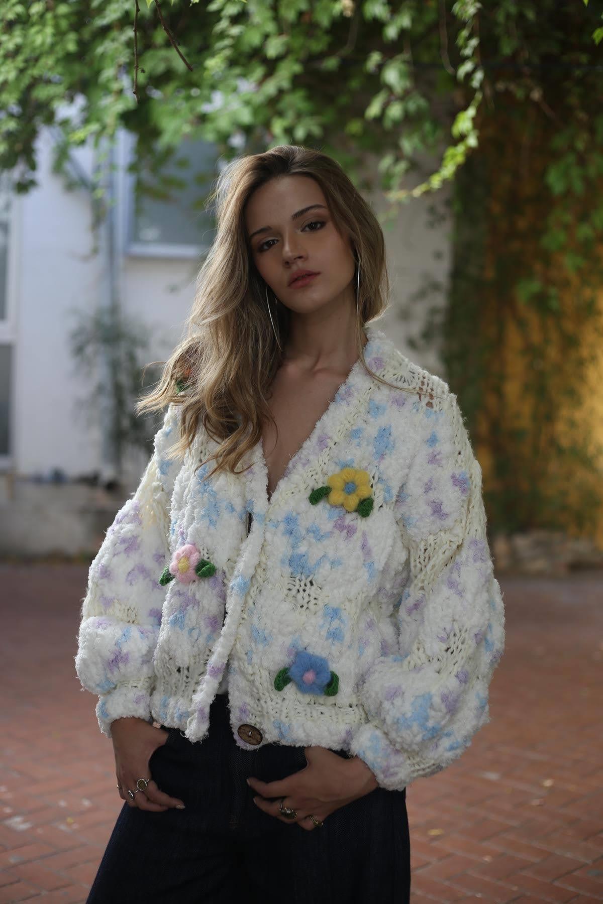 Ekru Çiçek Detaylı Örgü Hırka