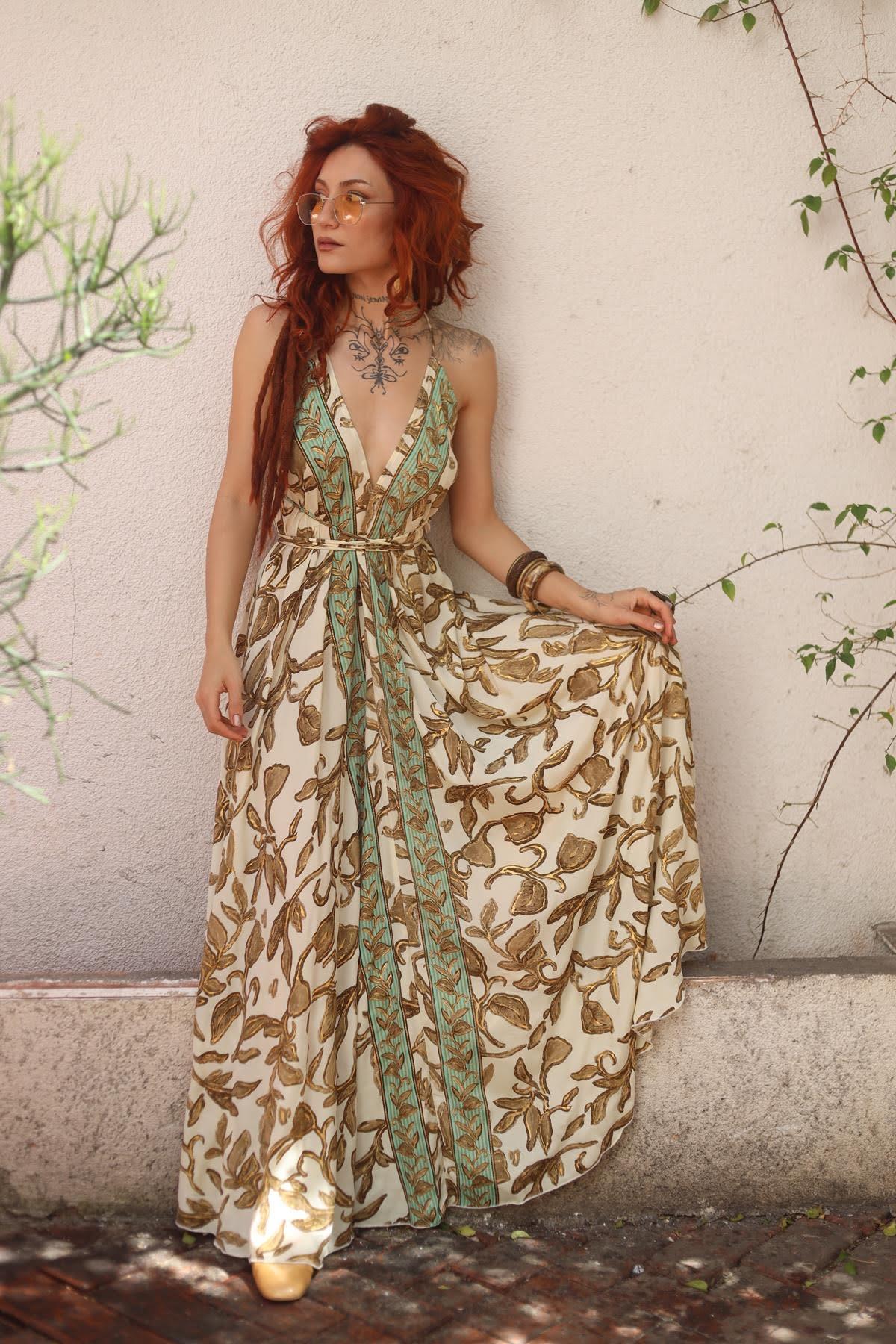 Krem Rengi V Yaka Sırt Dekolteli Önü Dikiş Detaylı İpek Elbise