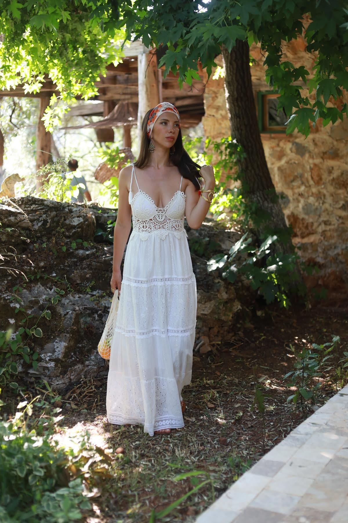 Beyaz Göğsü Dantelli Uzun Fisto Elbise