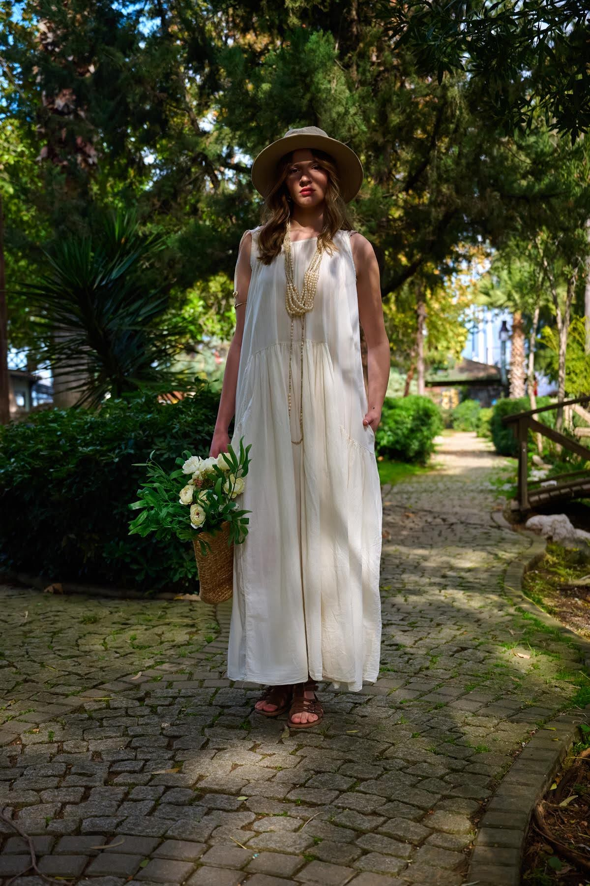 Ekru Dikiş Detaylı Sırtı Bağlamalı Askılı Elbise