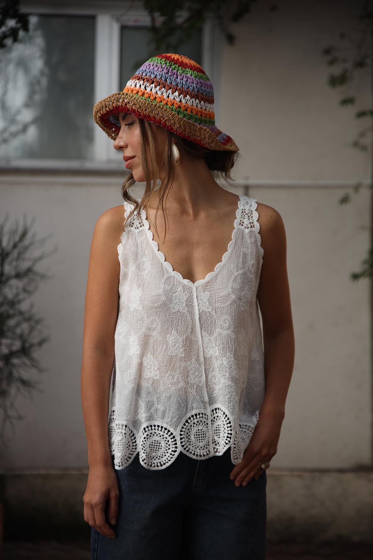 Beyaz Dantel Askılı Nakışlı Bluz