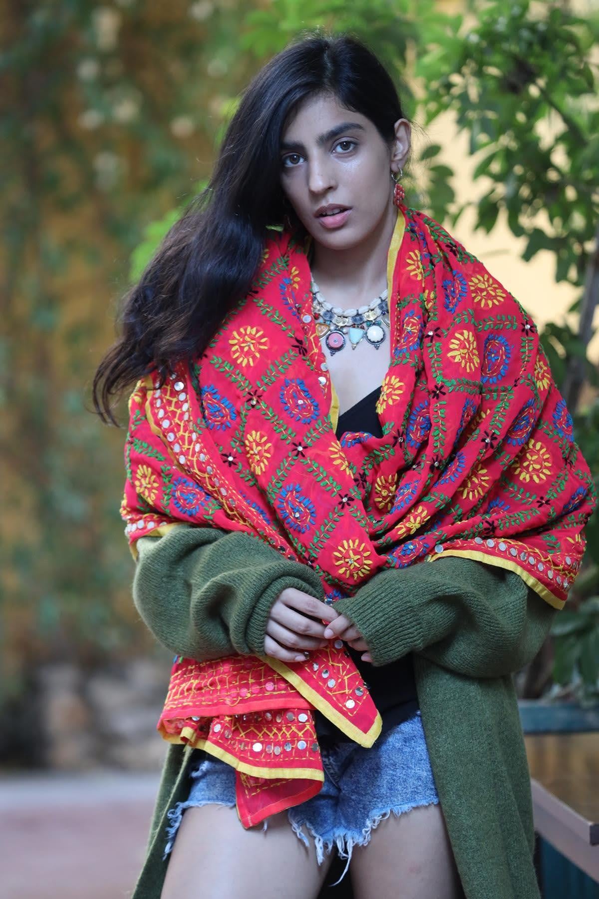 Fuşya Çiçek İşlemeli Pullu Büyük Şal