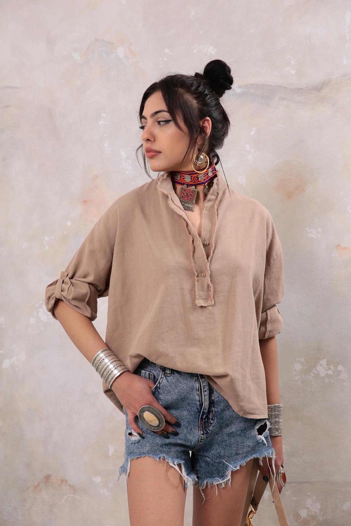  Açık Kahverengi Hakim Yaka Saçak Detaylı Gömlek