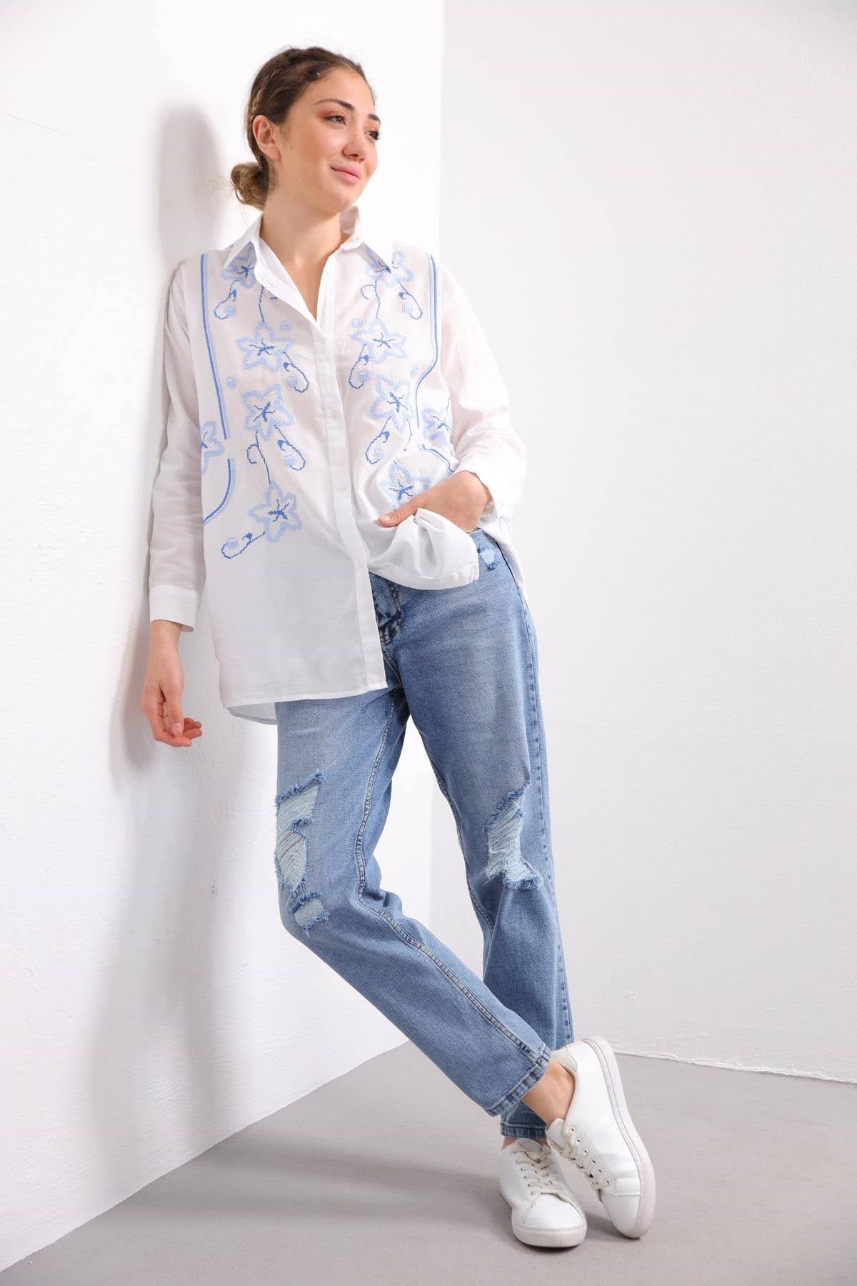  Beyaz Çiçek İşlemeli Gömlek