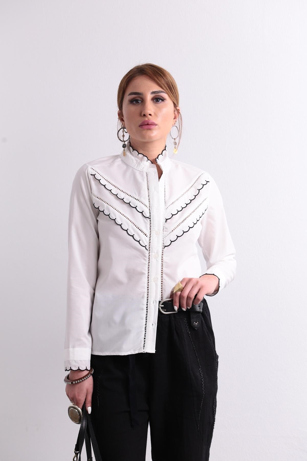  Beyaz Delikli Siyah İşleme Detaylı Gömlek