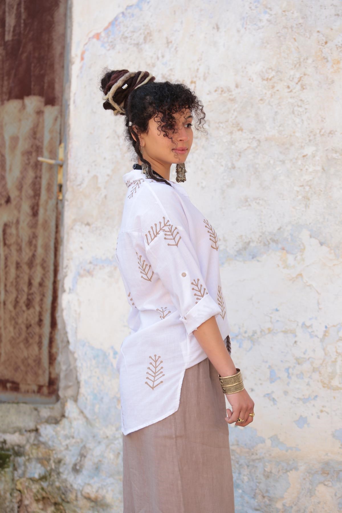 Beyaz Desenli Arkası Pileli Gömlek - Şaman Butik - Bohem Giyim ve Aksesuar  | Kadın & Erkek