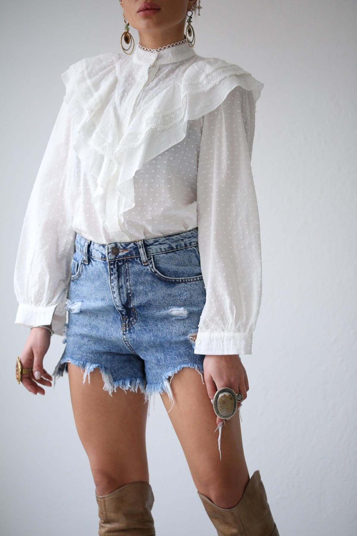  Beyaz Hakim Yaka Güpürlü Kabartma Detaylı Gömlek