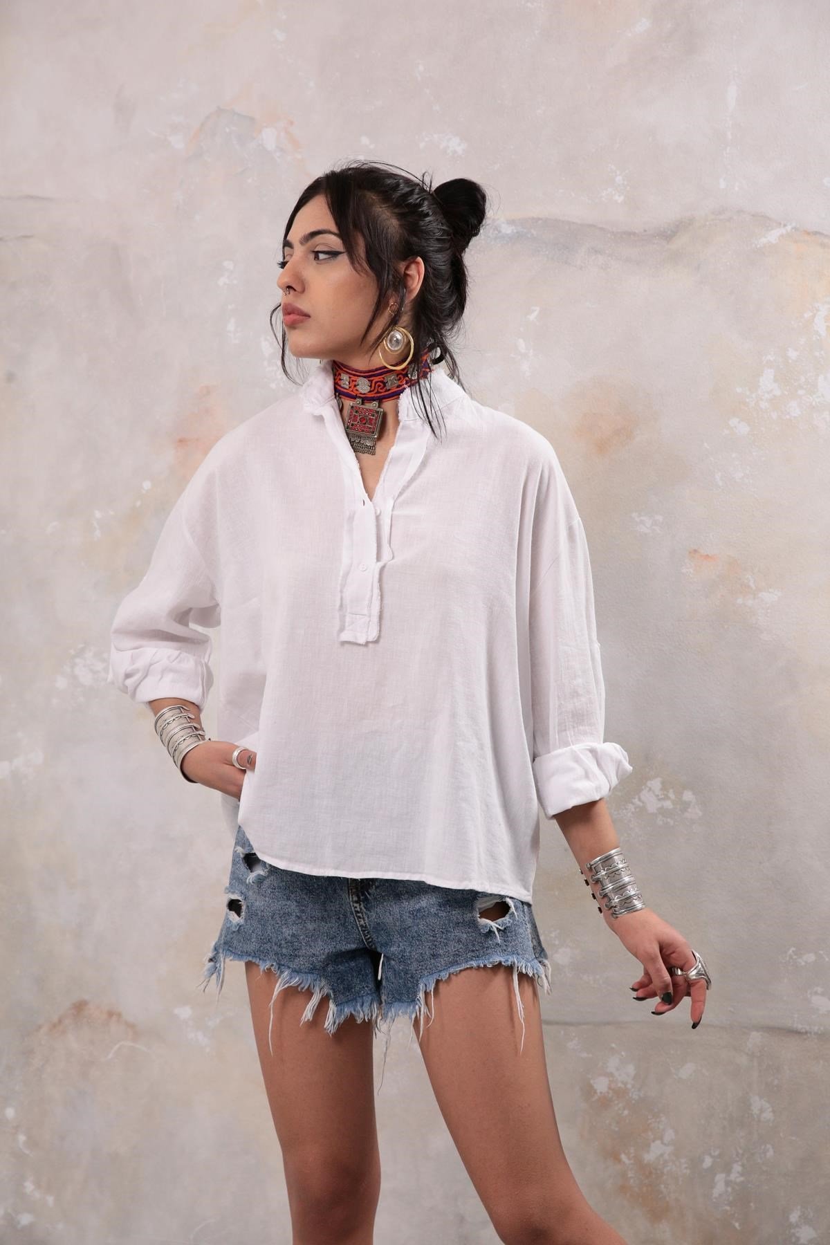  Beyaz Hakim Yaka Saçak Detaylı Gömlek