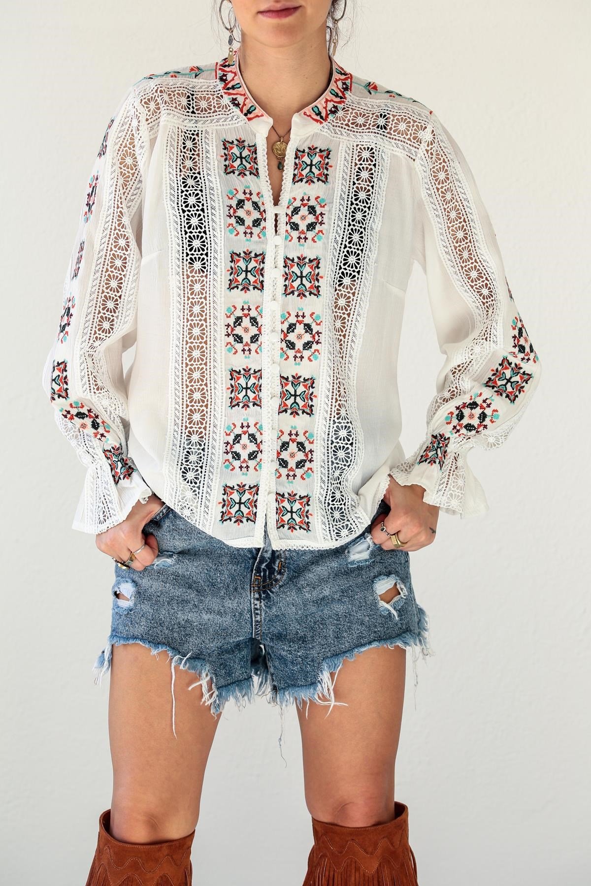  Beyaz İşlemeli Güpür Detaylı Gömlek