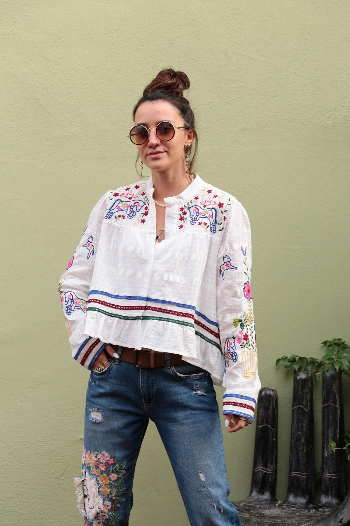  Beyaz İşlemeli Hayvan Figürlü Gömlek