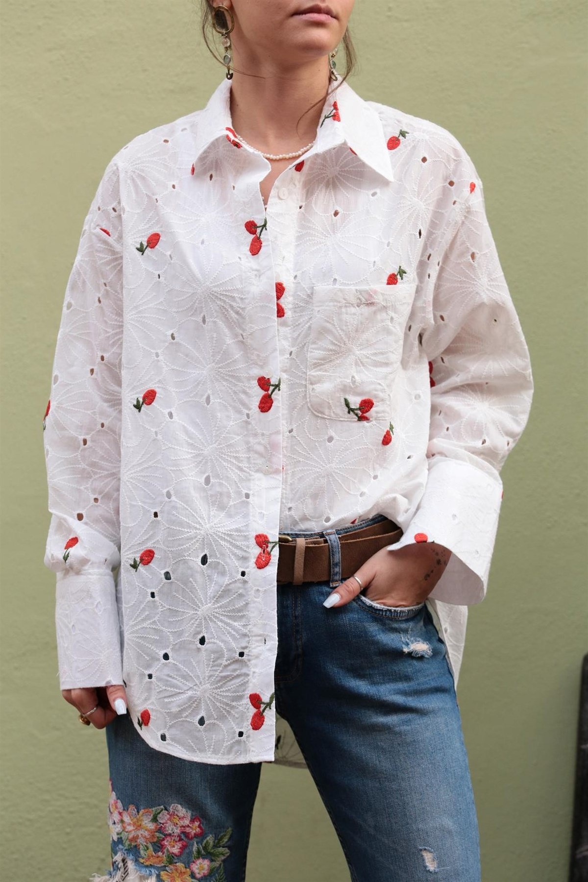 Beyaz Kırmızı Meyve İşlemeli Tek Cepli Gömlek - Şaman Butik - Bohem Giyim  ve Aksesuar | Kadın & Erkek