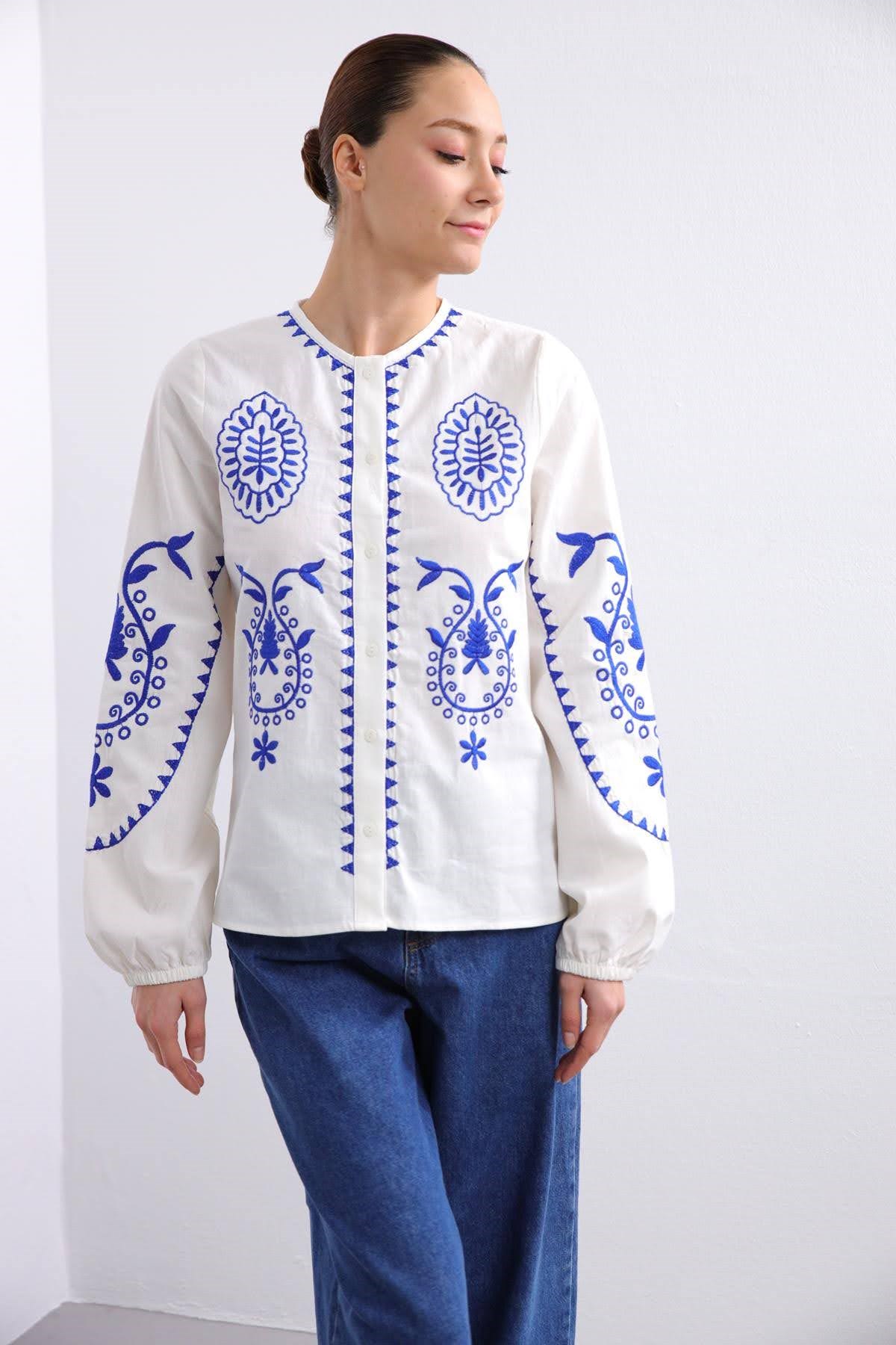  Beyaz Lacivert İşlemeli Gömlek