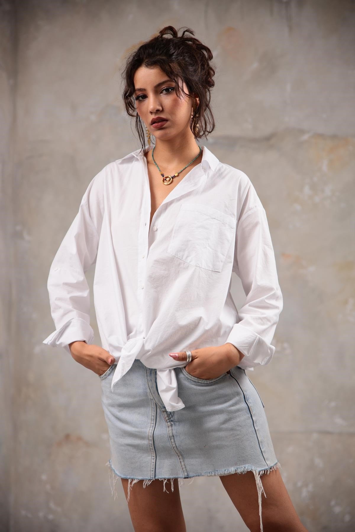  Beyaz Tek Cepli Yuvarlak Kesim Arkası Uzun Gömlek