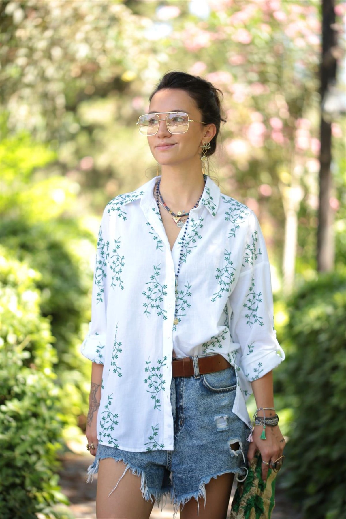 Beyaz Yeşil Çiçek İşlemeli Gömlek - Şaman Butik Beyaz Yeşil Çiçek İşlemeli Gömlek