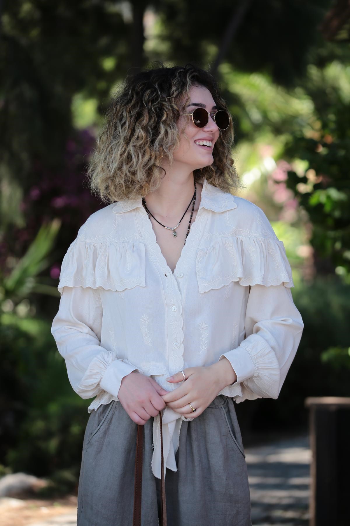  Krem Eteği Bağlamalı Desenli Gömlek