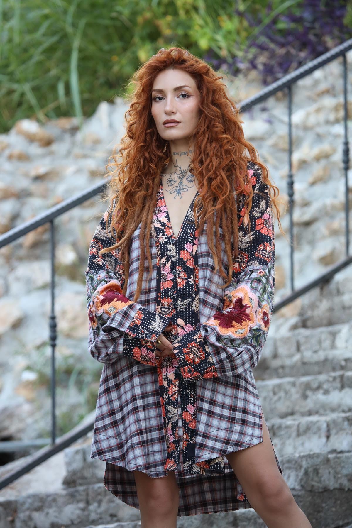 Gri Parça Detaylı Sahte Düğmeli Nakışlı Ekose Tunik