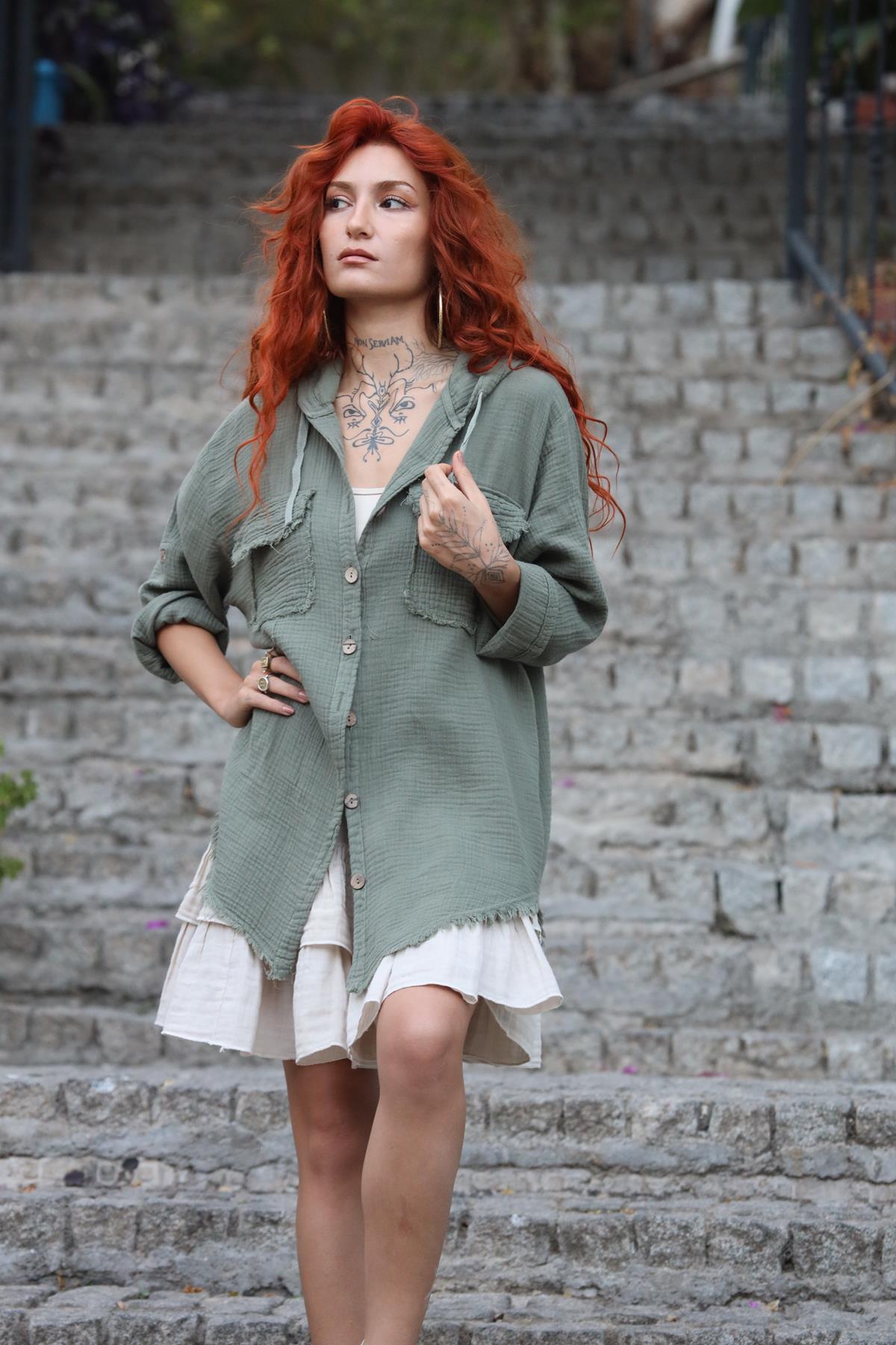 Haki Kapüşonlu Cepleri Püsküllü Müslin Gömlek