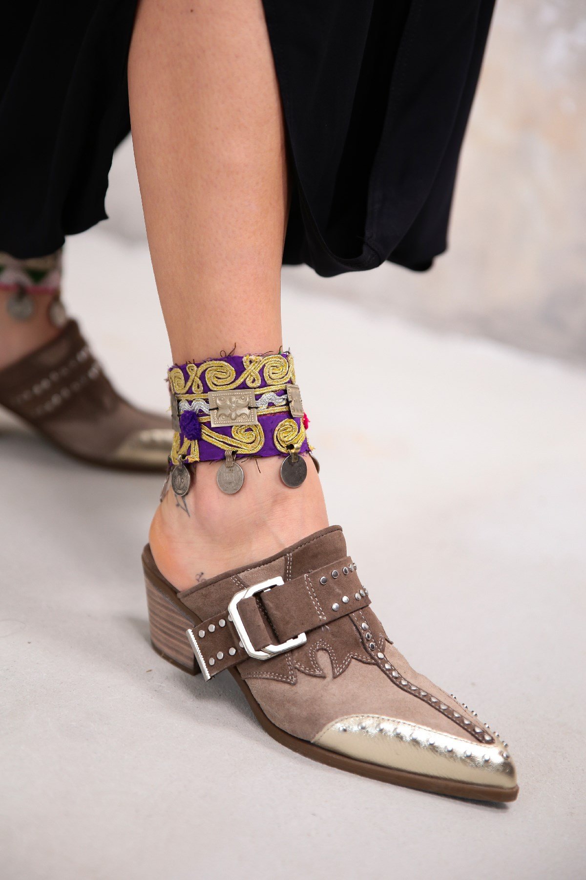 Mor Tabanlı Antik Para Detaylı Tasarım Halhal - Şaman Butik Mor Tabanlı Antik Para Detaylı Tasarım Halhal