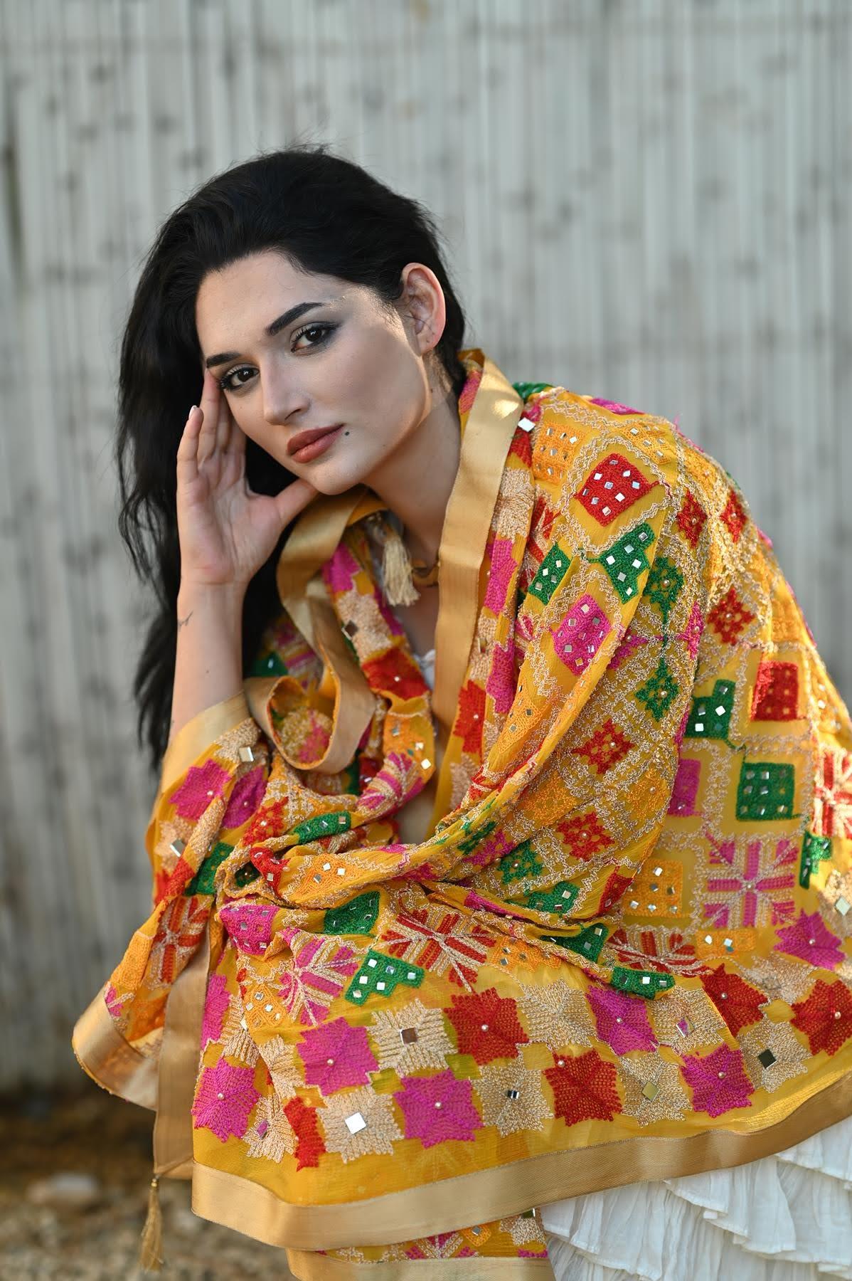 Hardal Rengi Ayna Detaylı Nakışlı Tasarım Şal