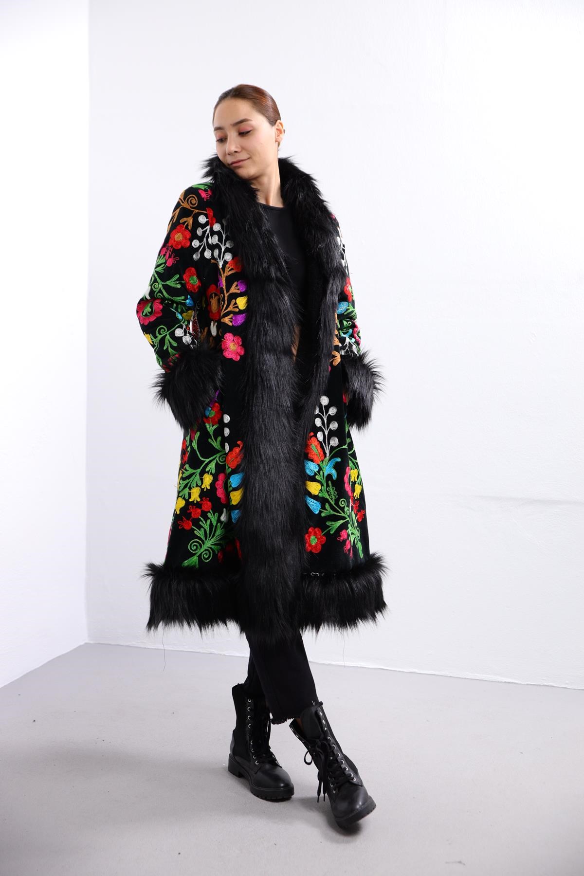 Siyah İşlemeli Kürk Detaylı Boho Kaban - Şaman Butik Siyah İşlemeli Kürk Detaylı Boho Kaban
