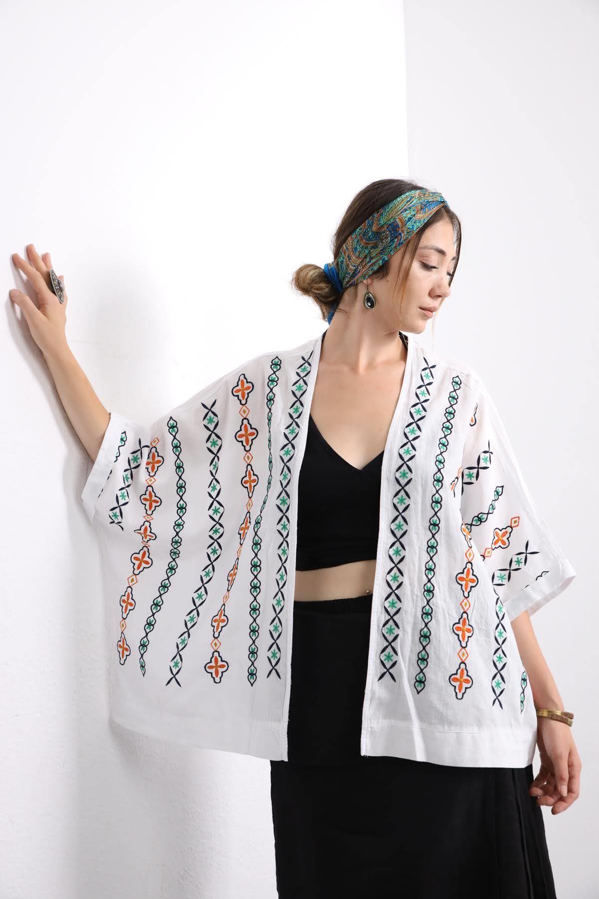  Beyaz İşlemeli Kısa Kimono