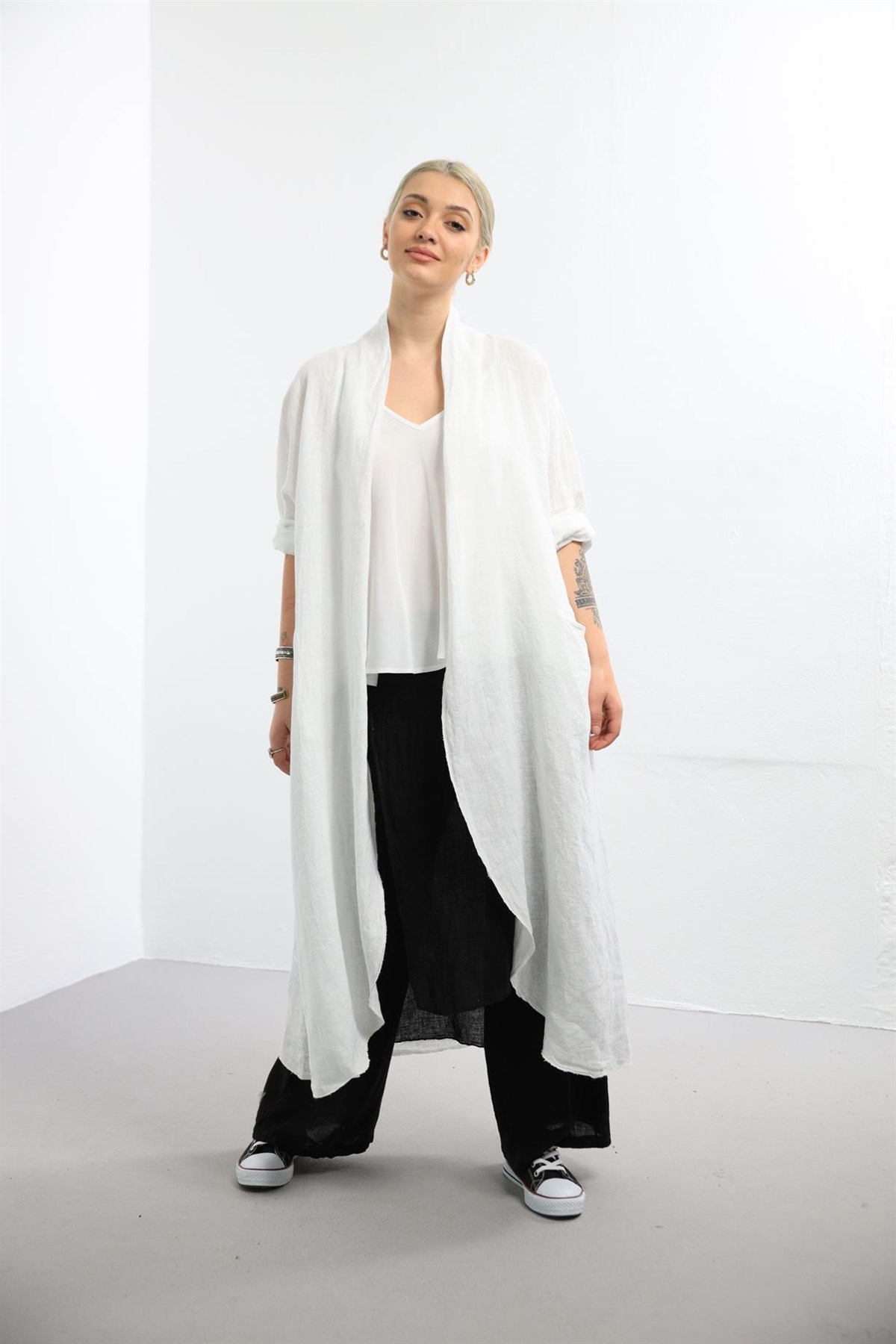 Beyaz Sırtı Bağcıklı Keten Kaftan - Şaman Butik Beyaz Sırtı Bağcıklı Keten Kaftan