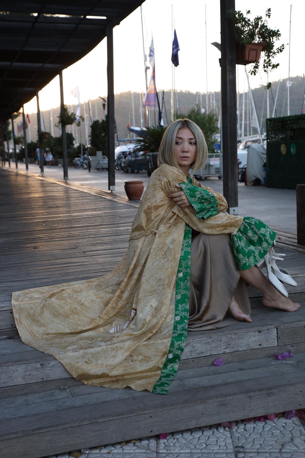  Gold Rengi İşlemeli Bohem Kaftan