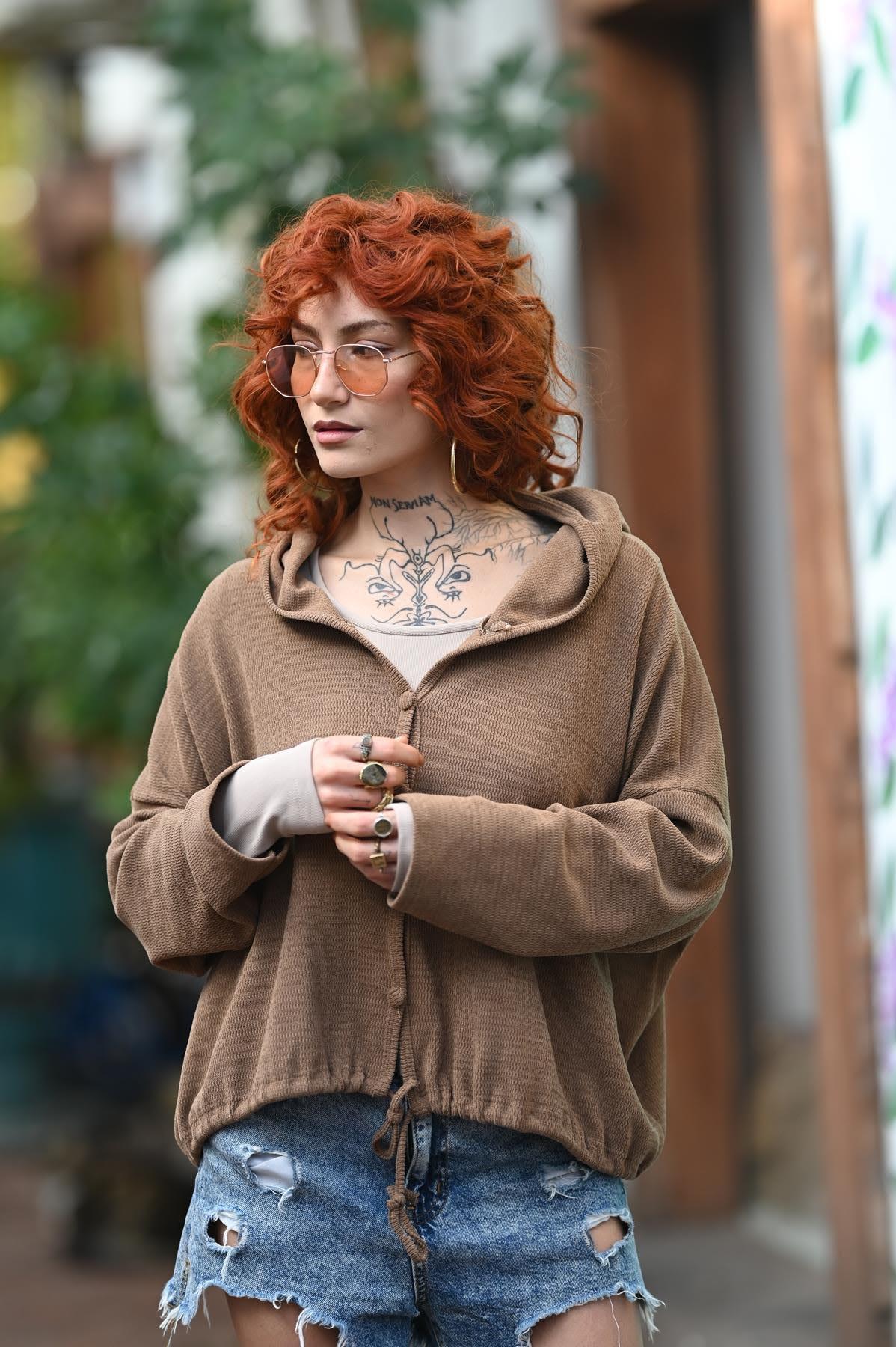 Kahverengi Eteği Büzgülü Kapüşonlu Kadife Hırka