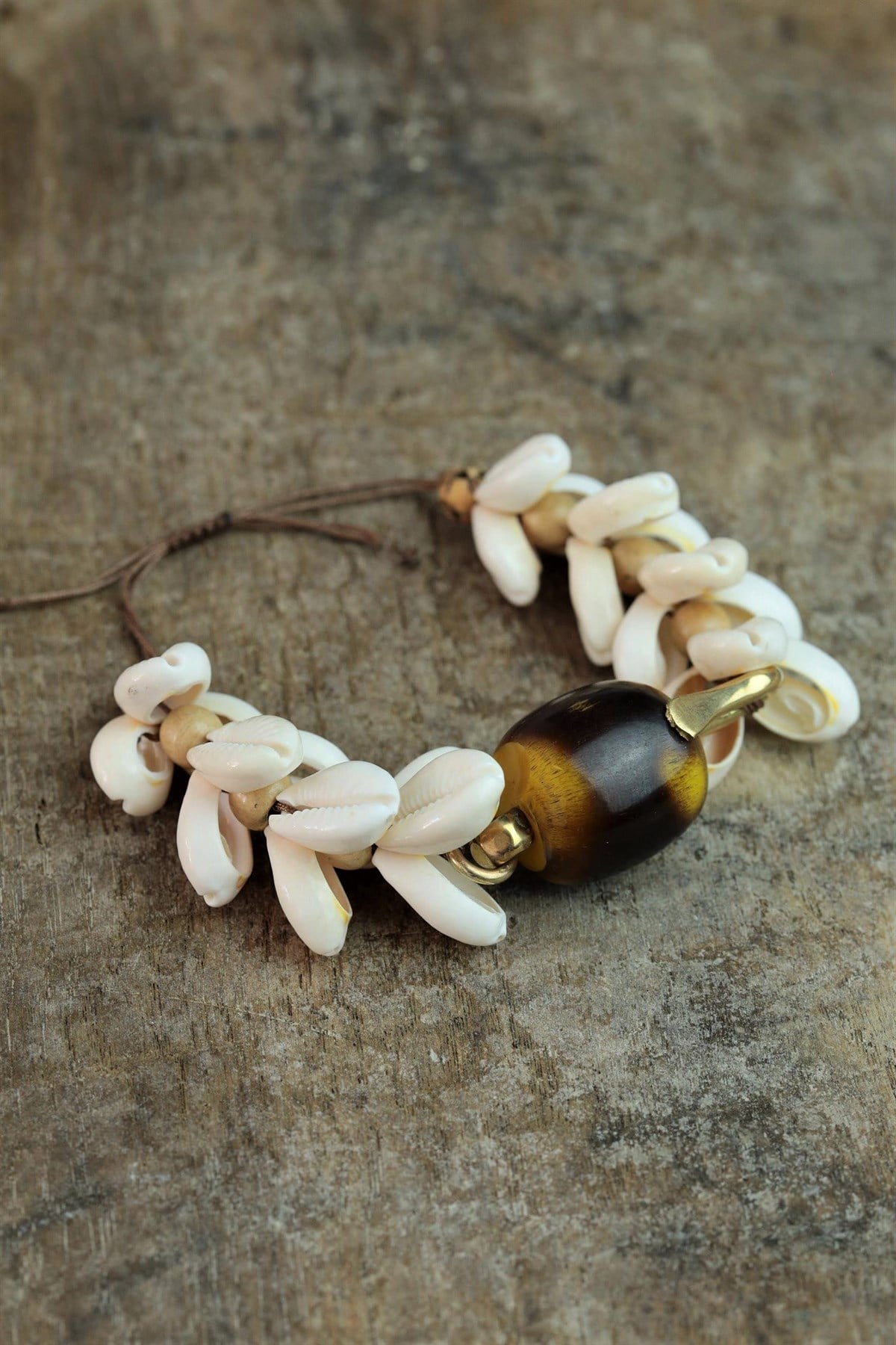 Ahşap Görünümlü Reçine Detaylı Deniz Kabuklu Kolye - Şaman Butik Ahşap Görünümlü Reçine Detaylı Deniz Kabuklu Kolye