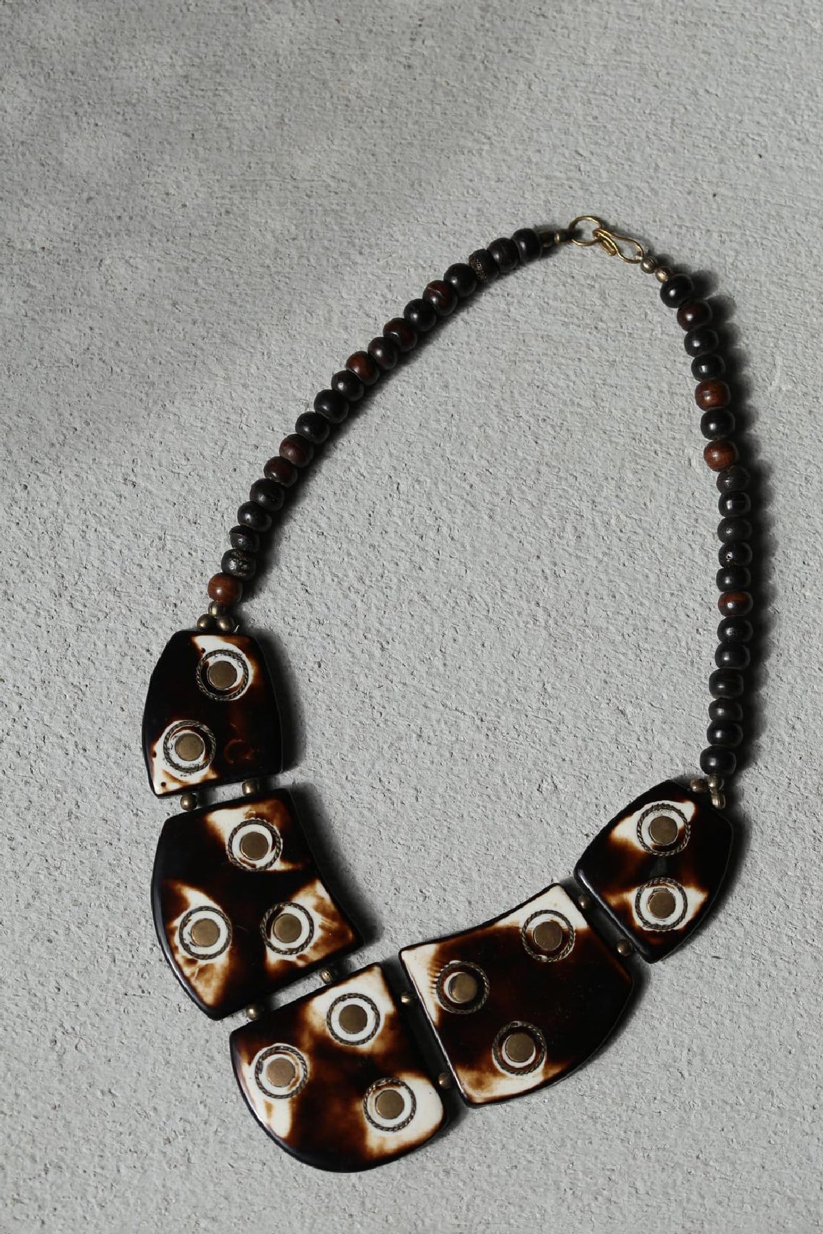 Ahşap Üzerine Bronz Gömme Tasarım Kolye - Şaman Butik Ahşap Üzerine Bronz Gömme Tasarım Kolye