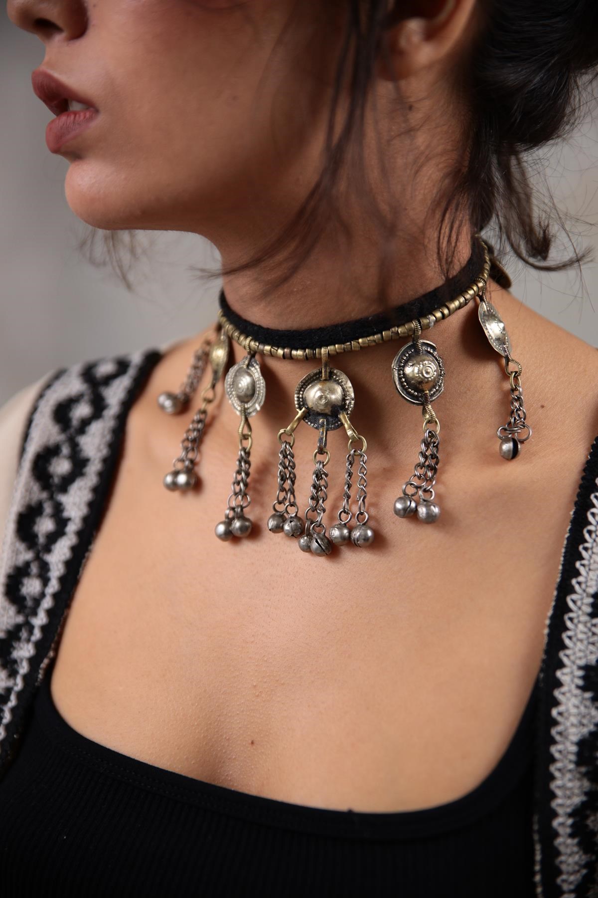  Antika Parça Detaylı Sallantılı Tasarım Tasma Kolye