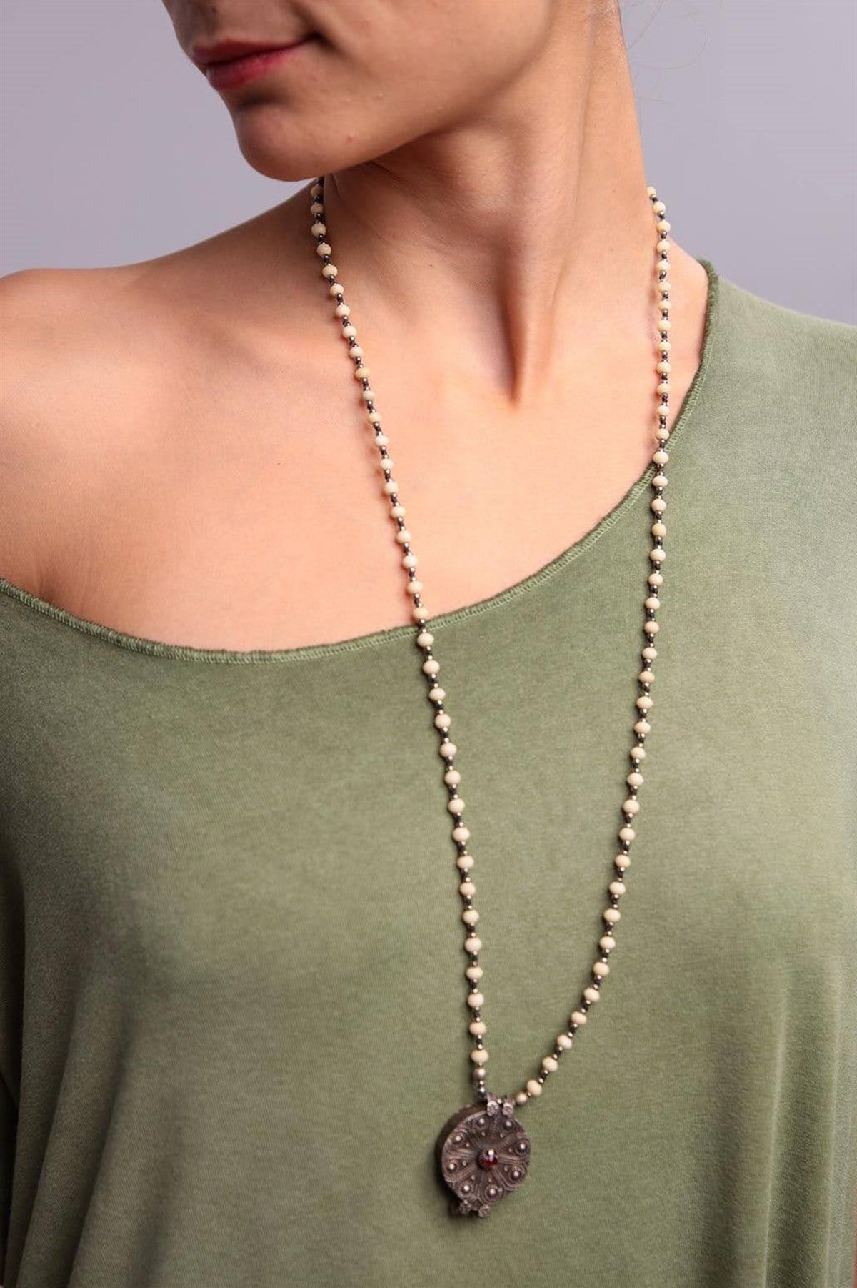  Gümüş Kaplama İşlemeli Parça Detaylı Kemik Taşlı Tasarım Kolye