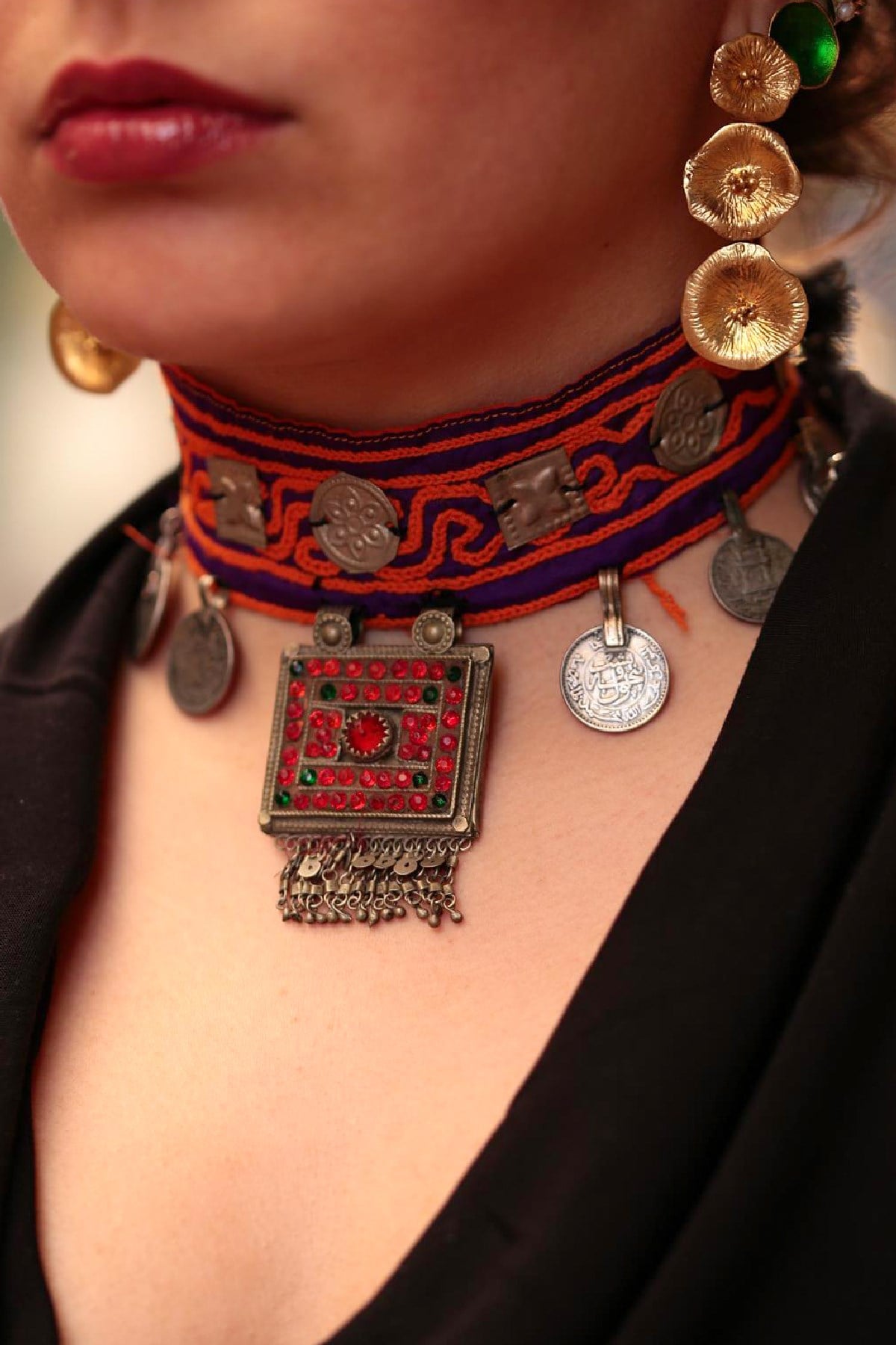  Mor Tabanlı Turuncu İşlemeli Antika Paralı Kare Sallantılı Antika parçalı Tasma Kolye