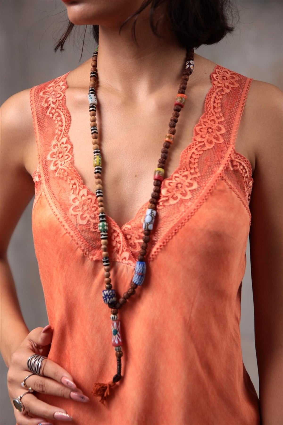  Rudrhaksha Tohumlu İşlemeli Seramik Detaylı Püsküllü Tasarım Kolye