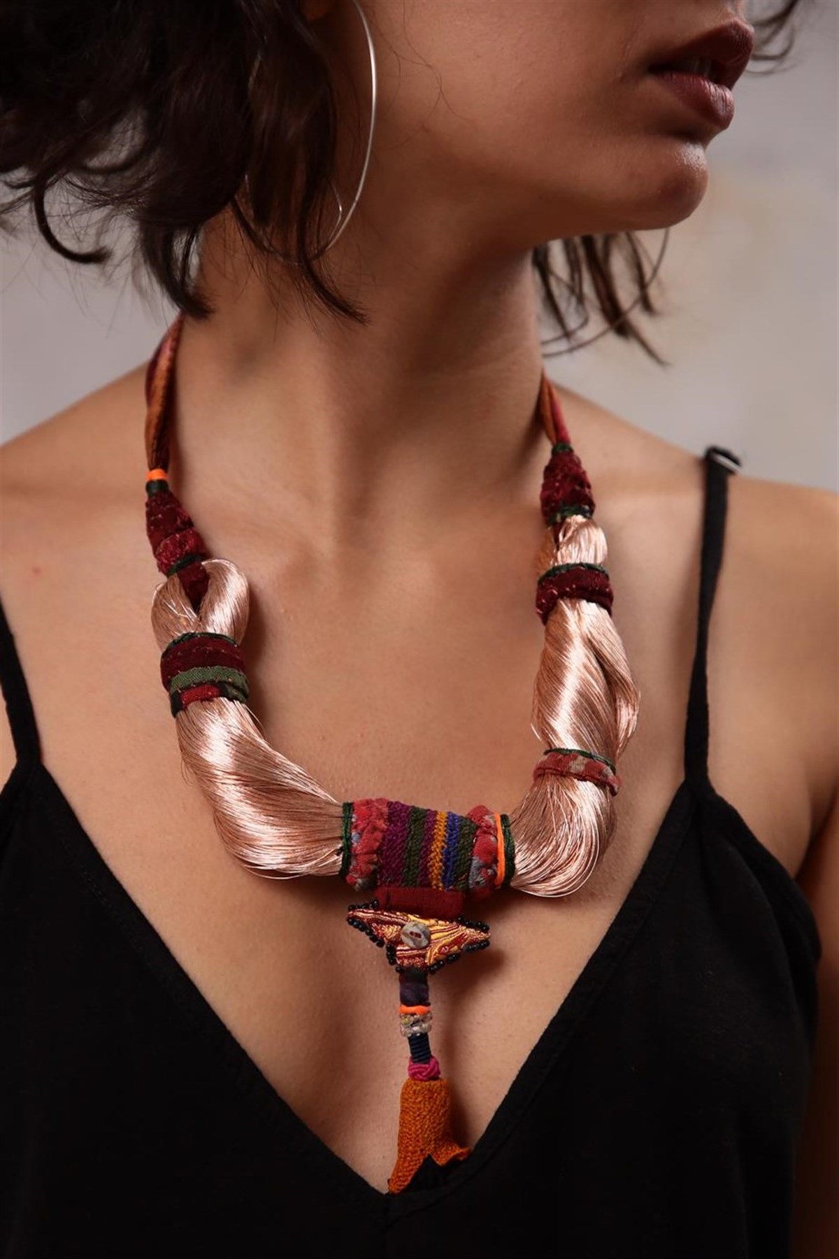  Simli İpek İplik Dokuma Kumaşlı Etnik Tasarım Kolye