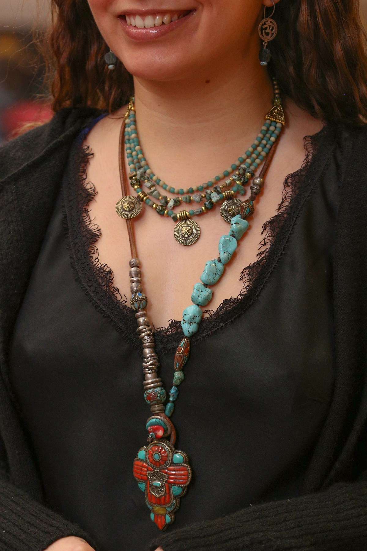 Turkuaz Mercan Taşlı Gümüş Kaplama Deri İpli Tasarım Kolye - Şaman Butik Turkuaz Mercan Taşlı Gümüş Kaplama Deri İpli Tasarım Kolye